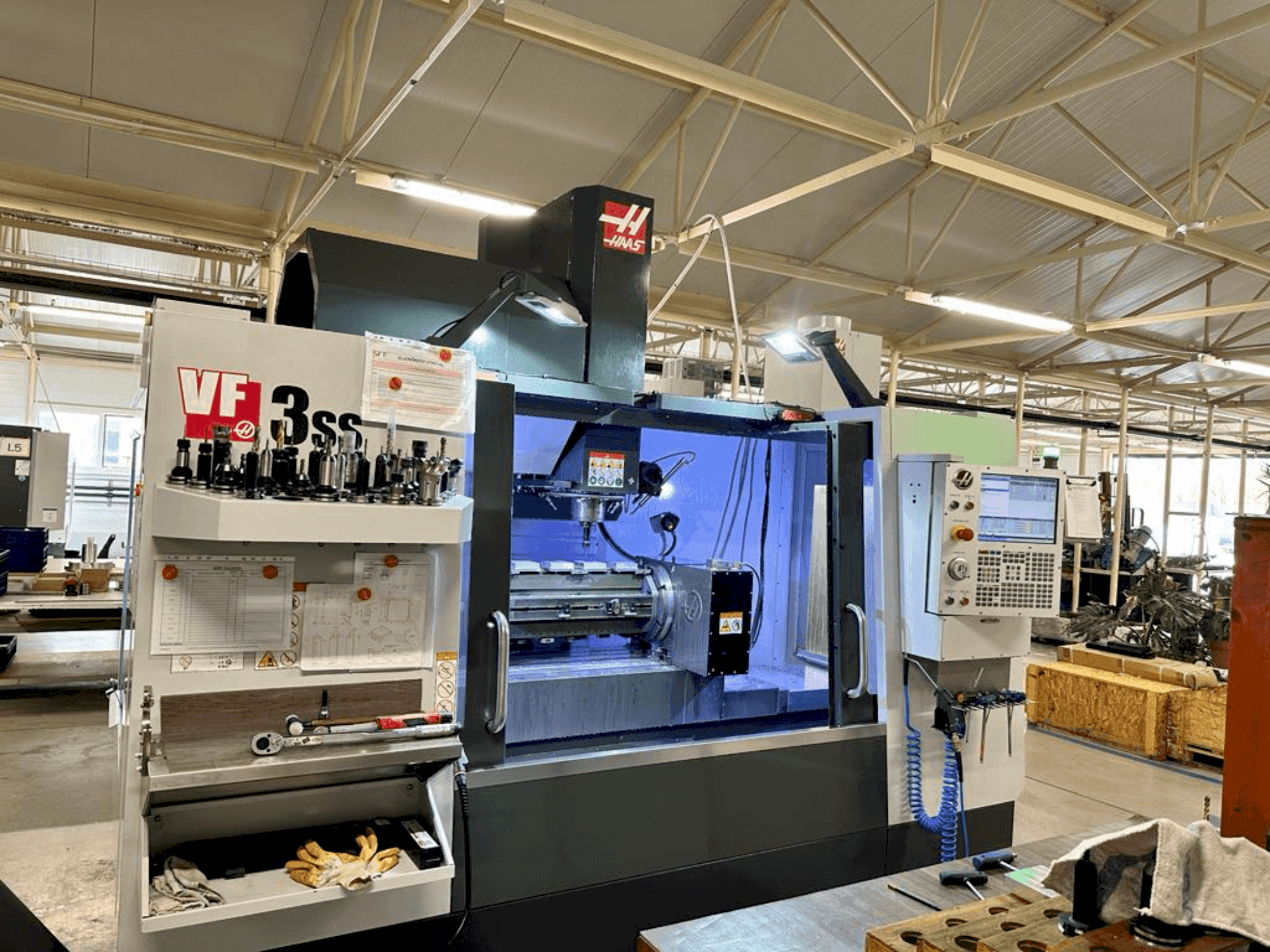 Prikaz stroja HAAS VF-3SS sprijeda
