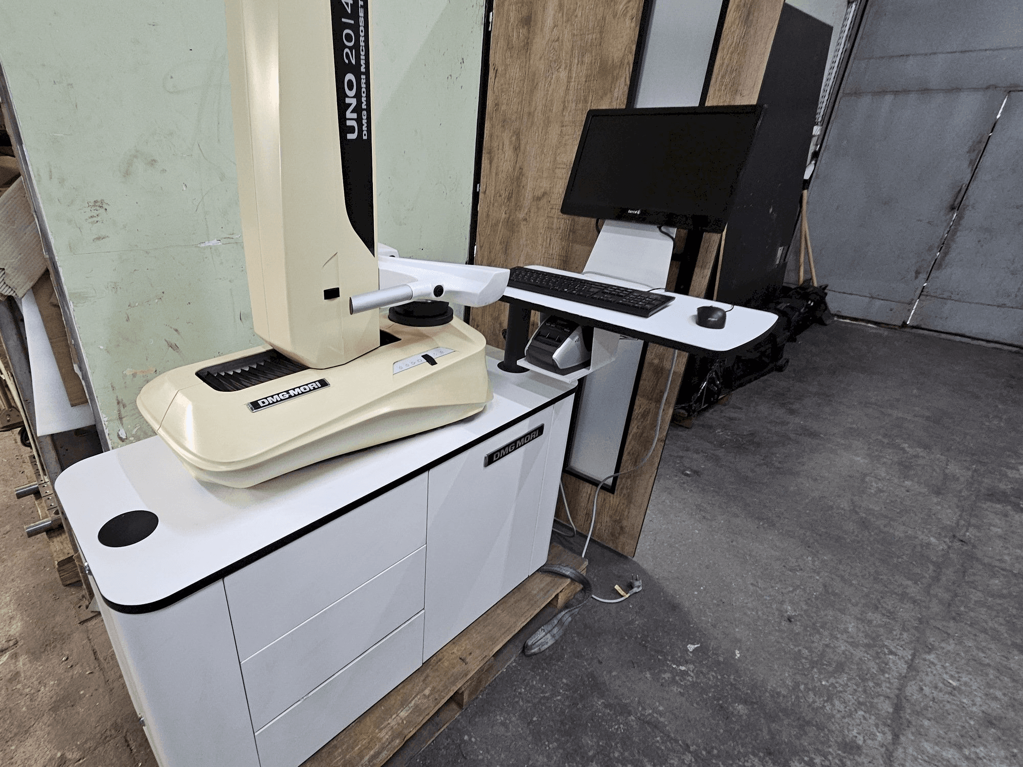 Prikaz stroja DMG MORI UNO 20/40 sprijeda