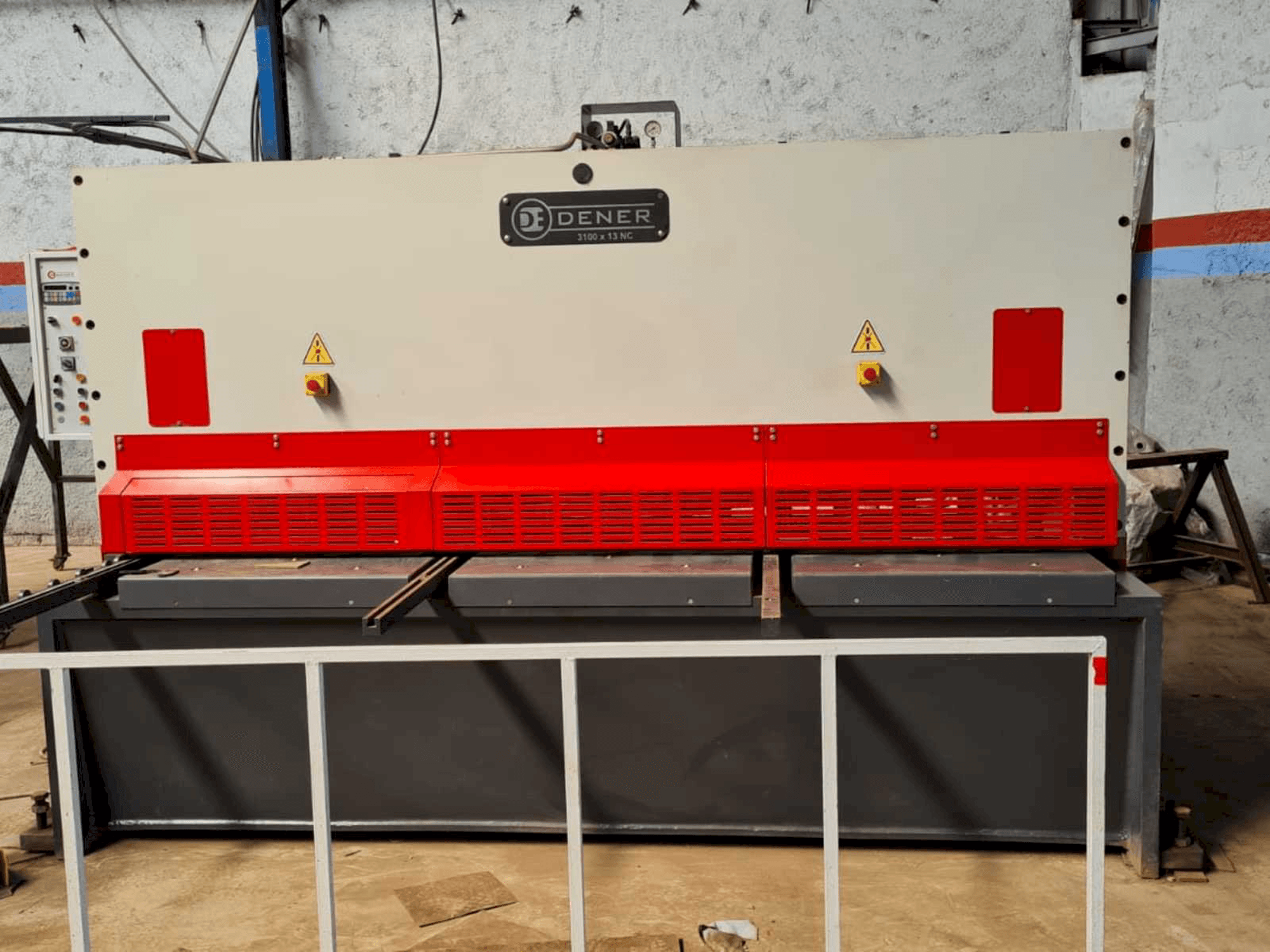 Prikaz stroja DENER BS 3013 sprijeda