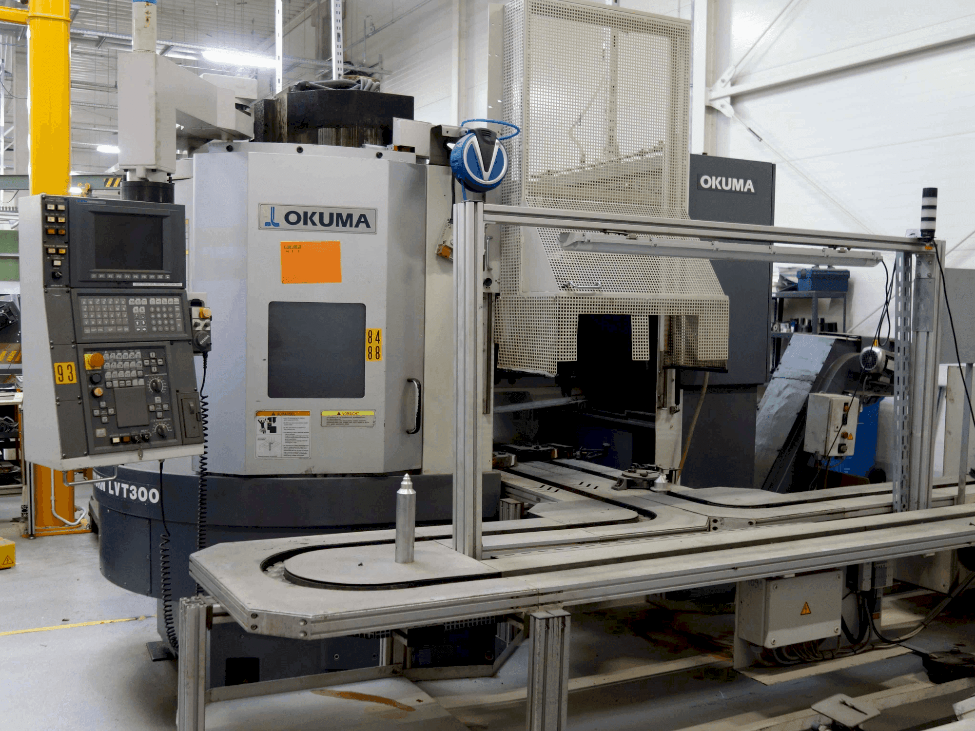 Prikaz stroja Okuma LVT 300 sprijeda