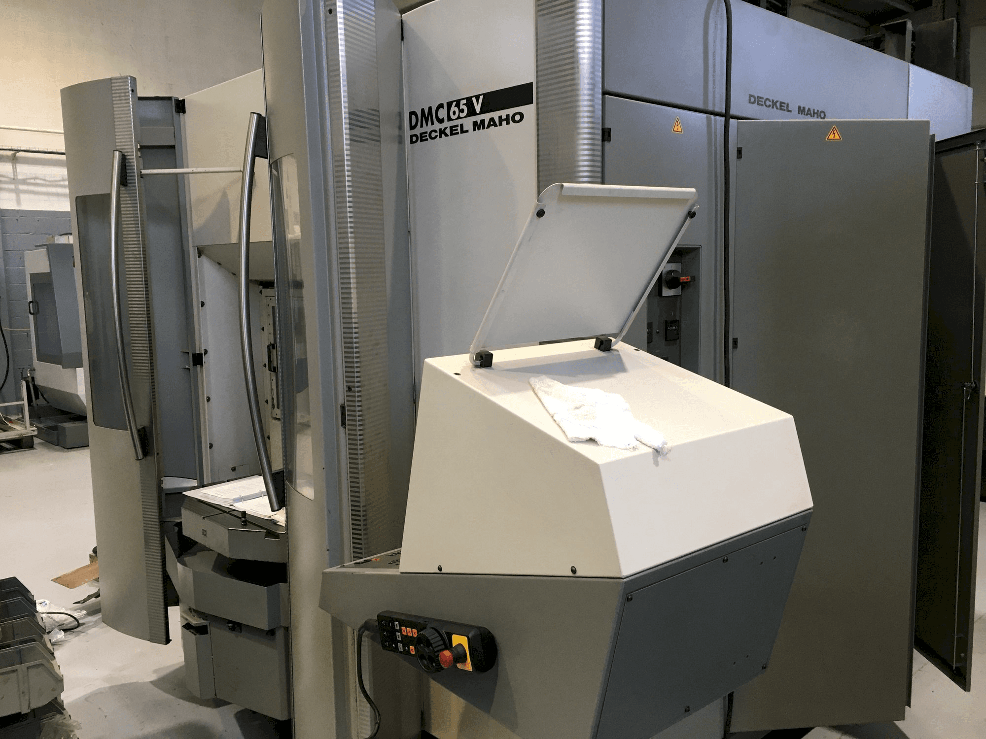 Prikaz stroja DECKEL MAHO DMC 65V sprijeda