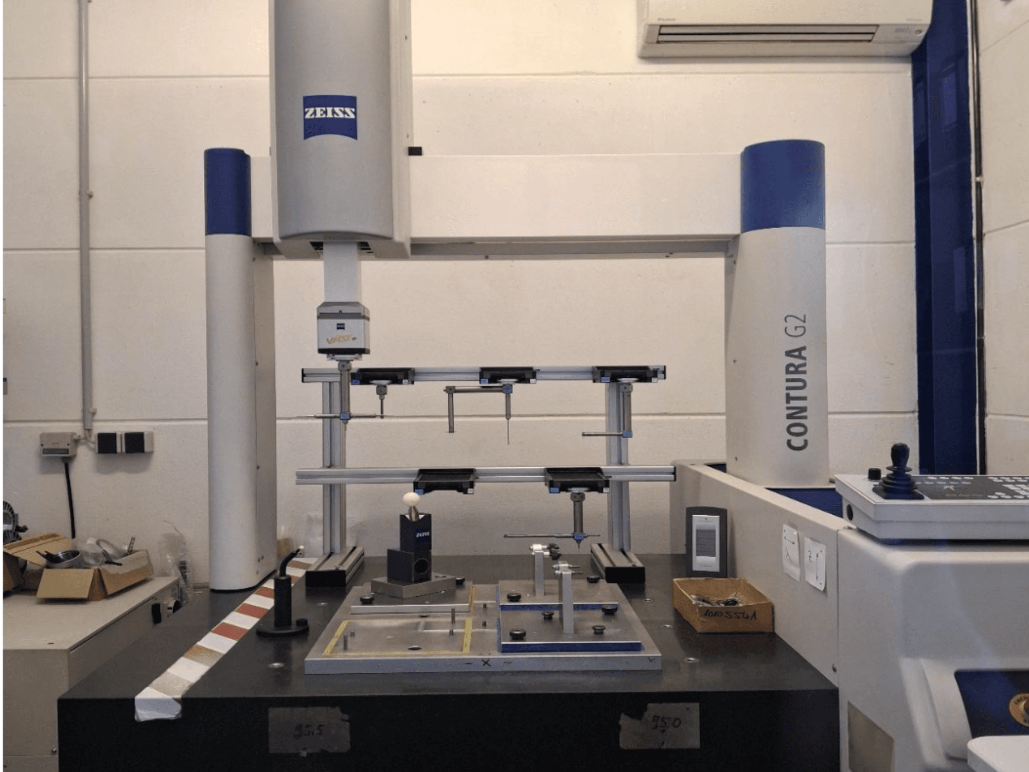 ZEISS Contura G2 CMM u laboratorijskom okruženju, s prikazom mjernog aparata i upravljačke ploče s prednje strane.
