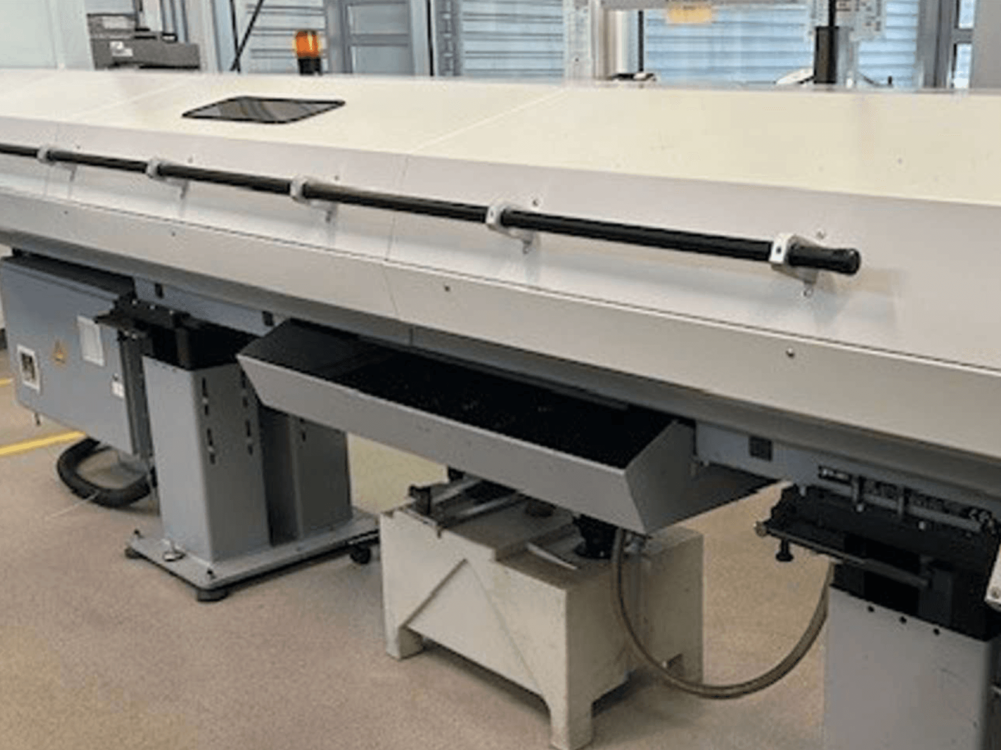 Prednji pogled na tokarsko-glodački centar Index G 200 RATIO LINE, koji prikazuje njegov elegantan dizajn i funkcionalnu upravljačku ploču.