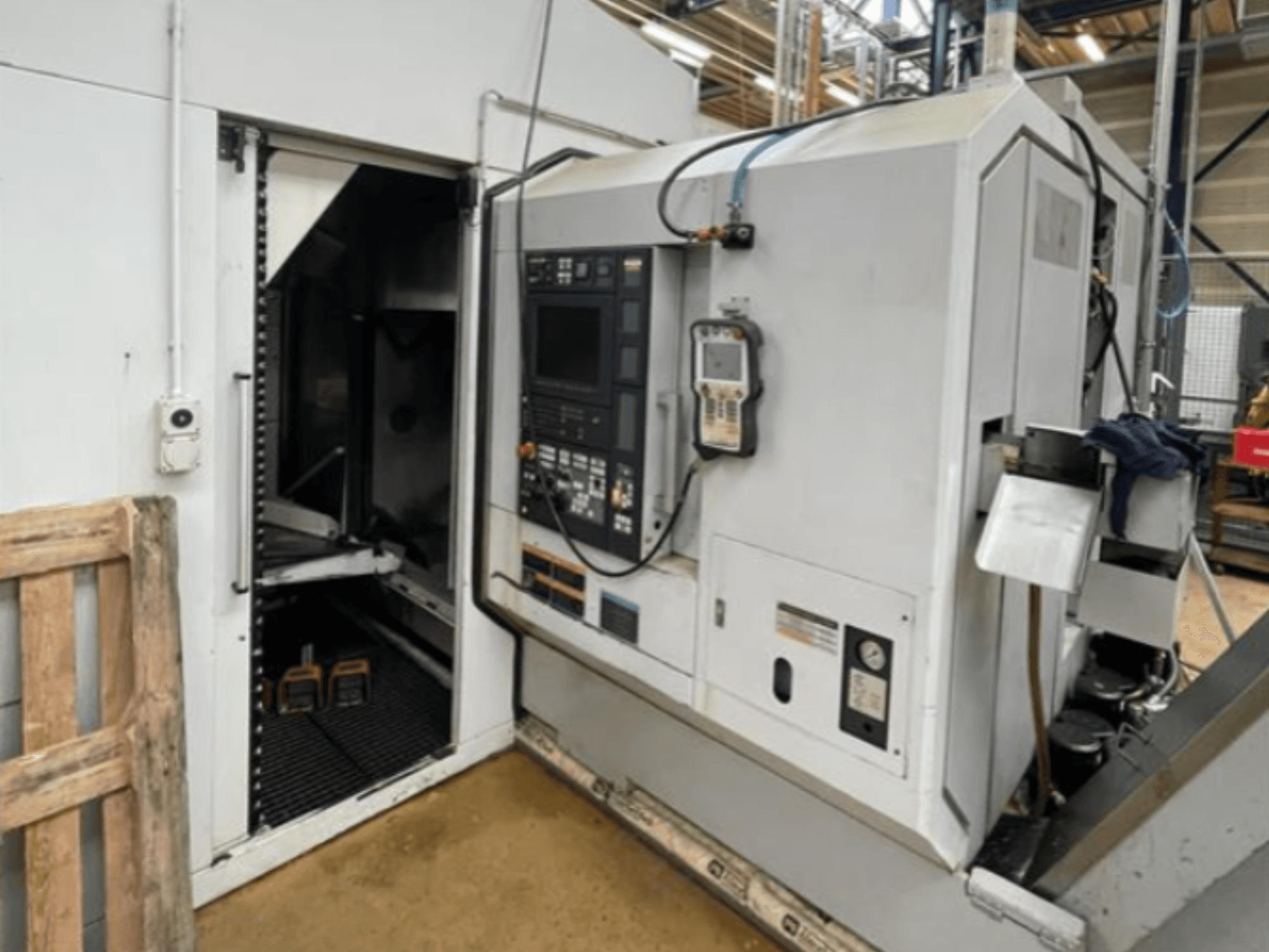 DMG Mori Seiki NZ2000T3Y2 horizontalni tokarski stroj, bočni pogled s upravljačkom pločom i unutrašnjosti stroja.