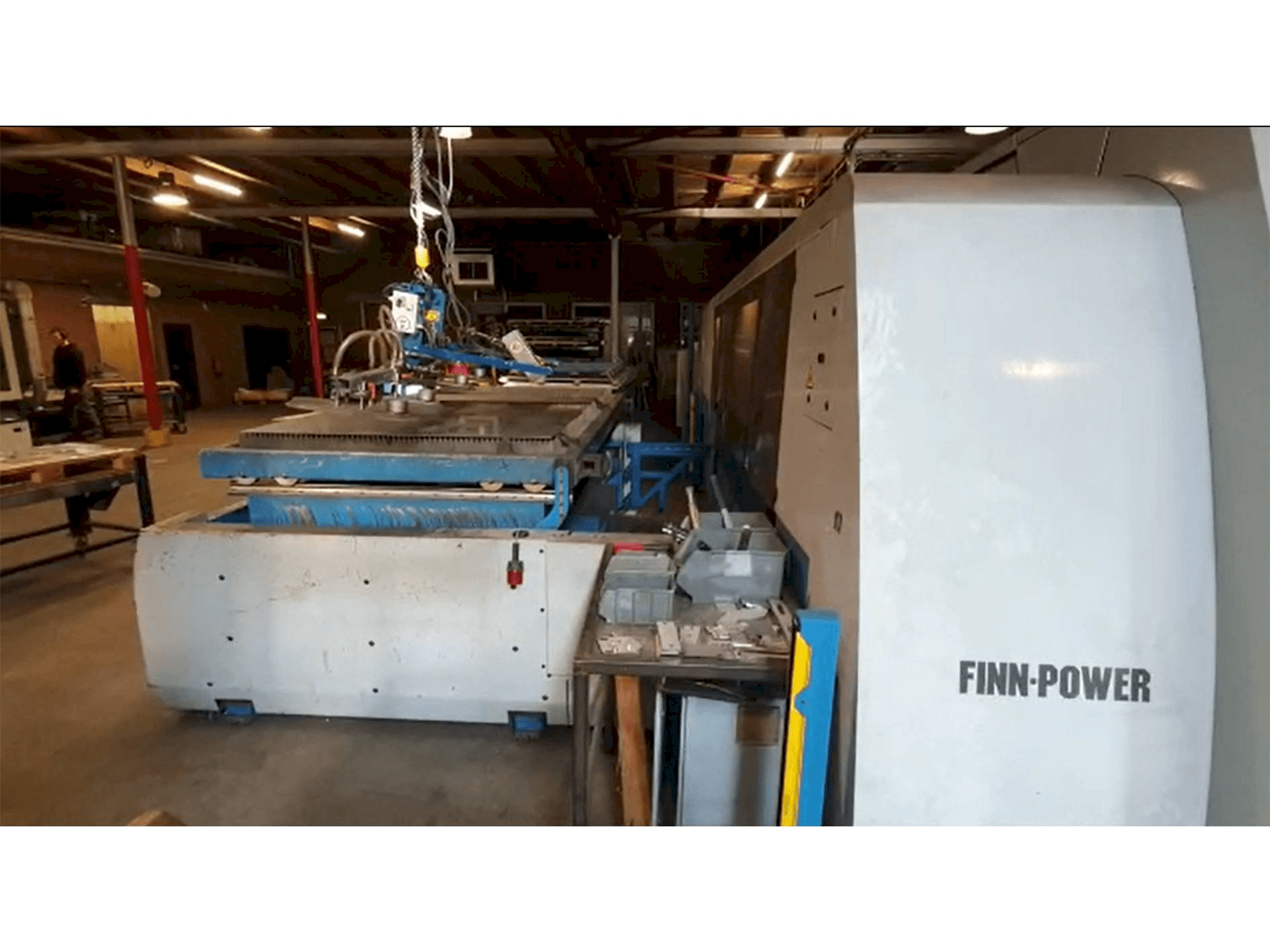 Prikaz stroja Finn-Power L6 4kW CO2 sprijeda