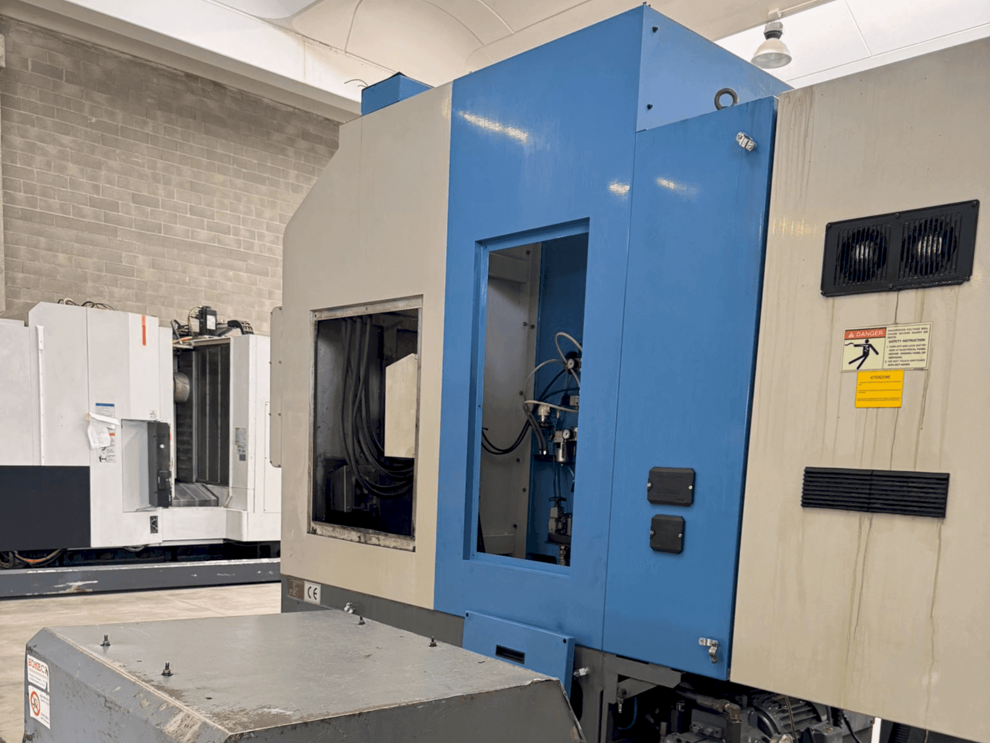 Prikaz stroja HYUNDAI KIA Hyundai HiT V5R sprijeda