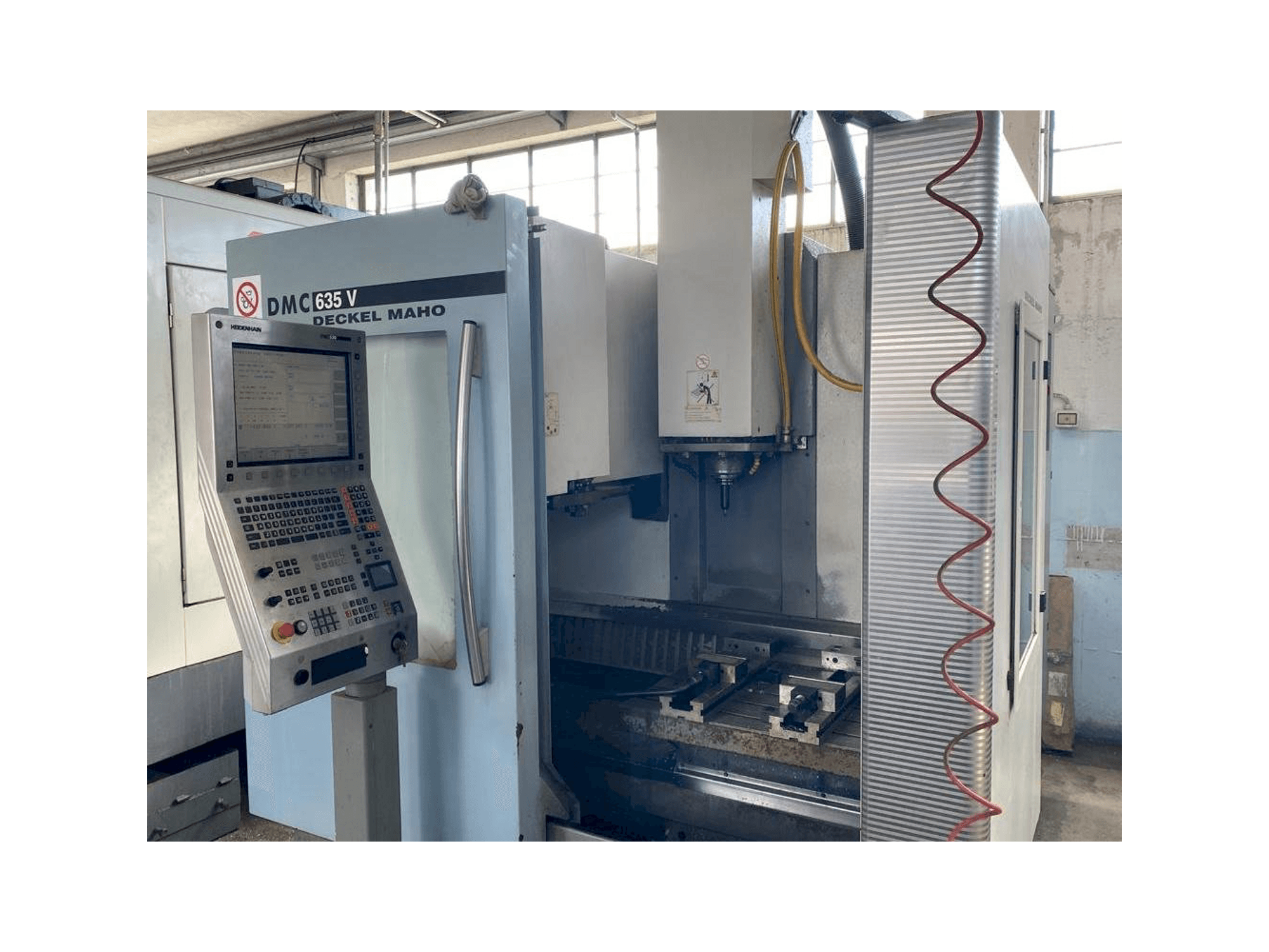 Prikaz stroja DECKEL MAHO DMC 635V sprijeda