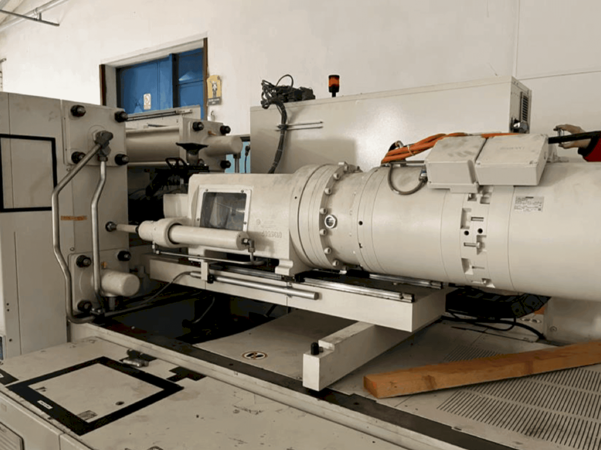 Prikaz stroja Krauss Maffei 200-750 CX sprijeda