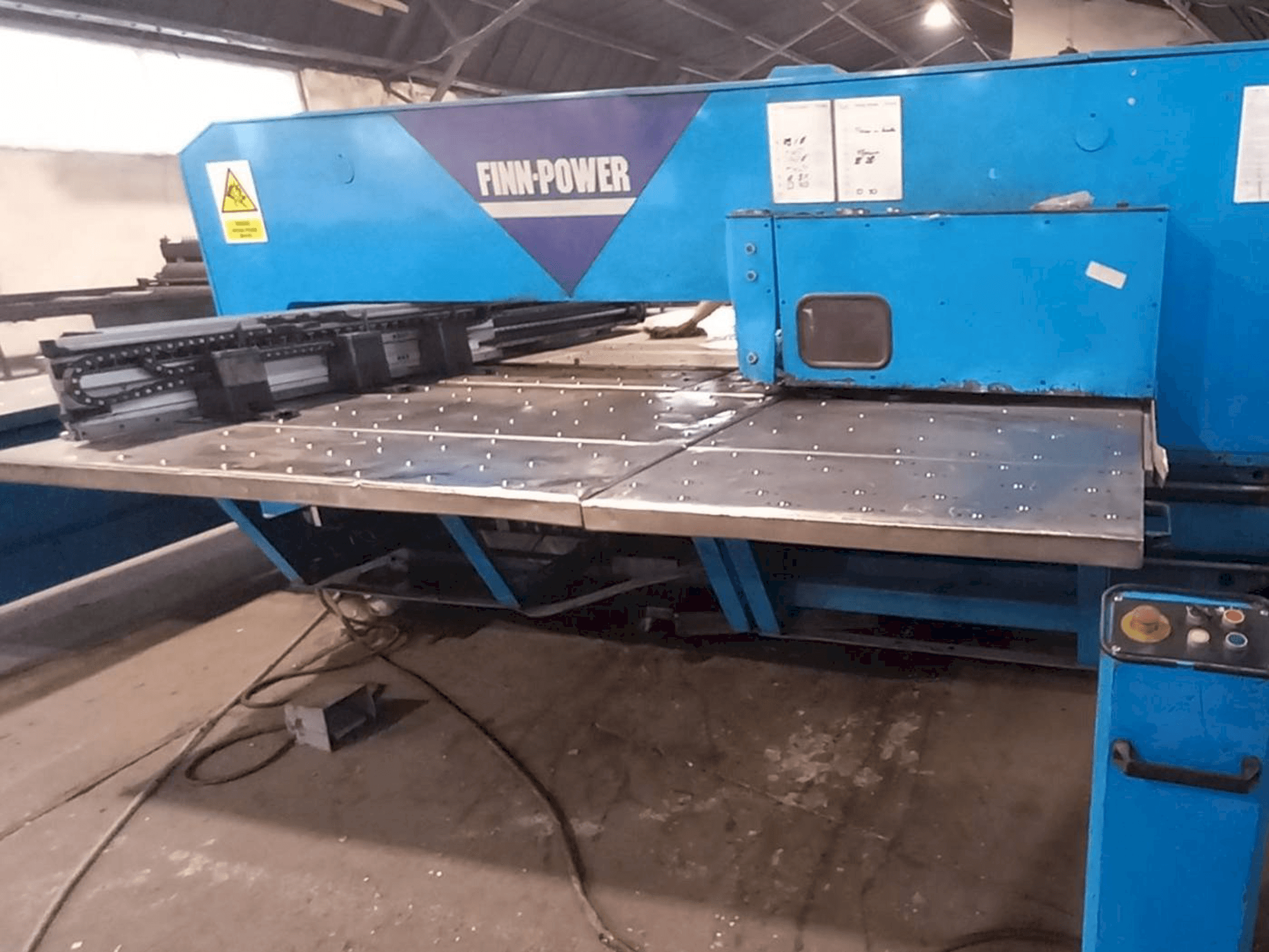 Prikaz stroja Finn-Power TP2515I/21/AM sprijeda