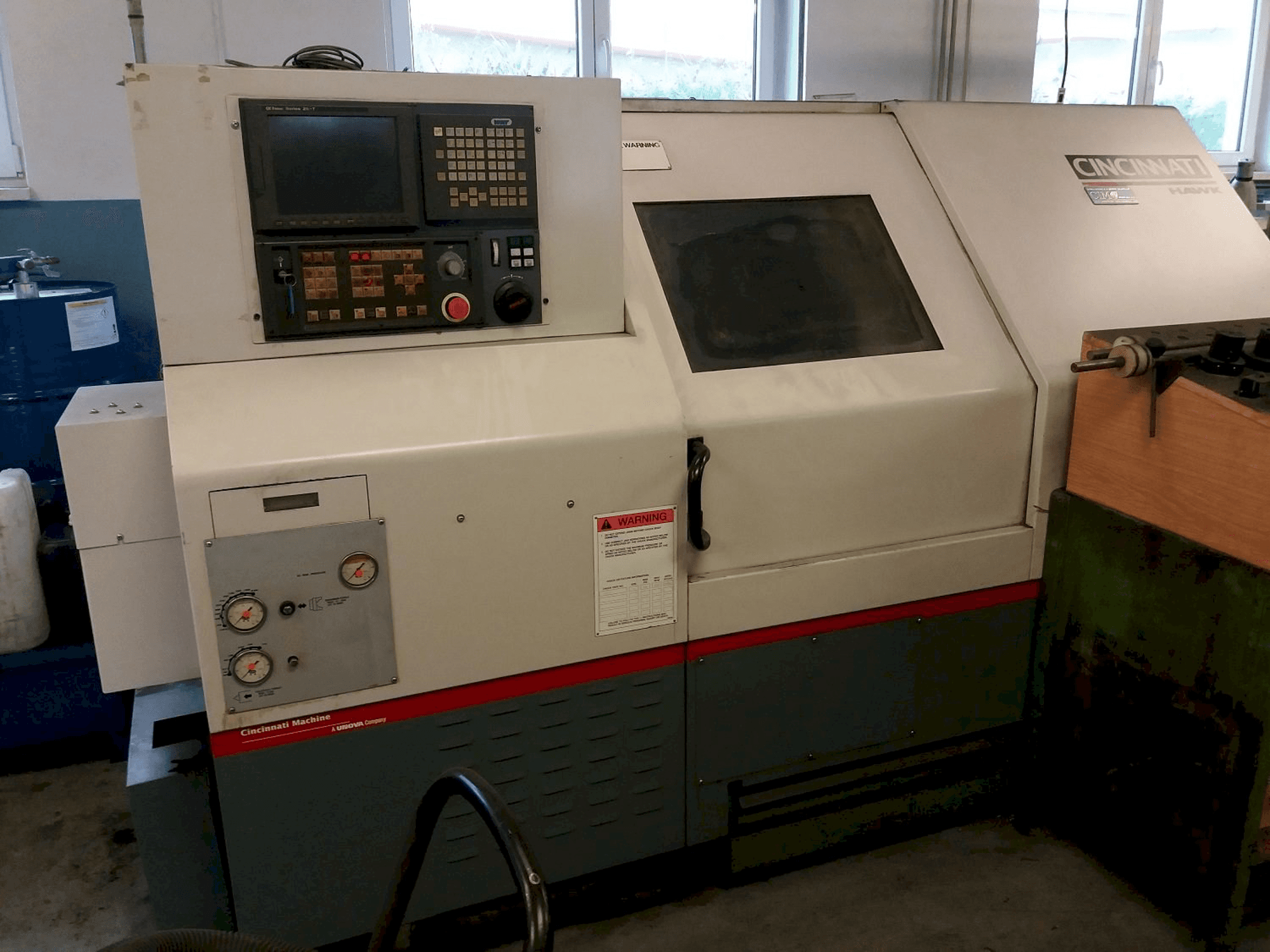 Prikaz stroja Cincinnati HAWK-200M sprijeda