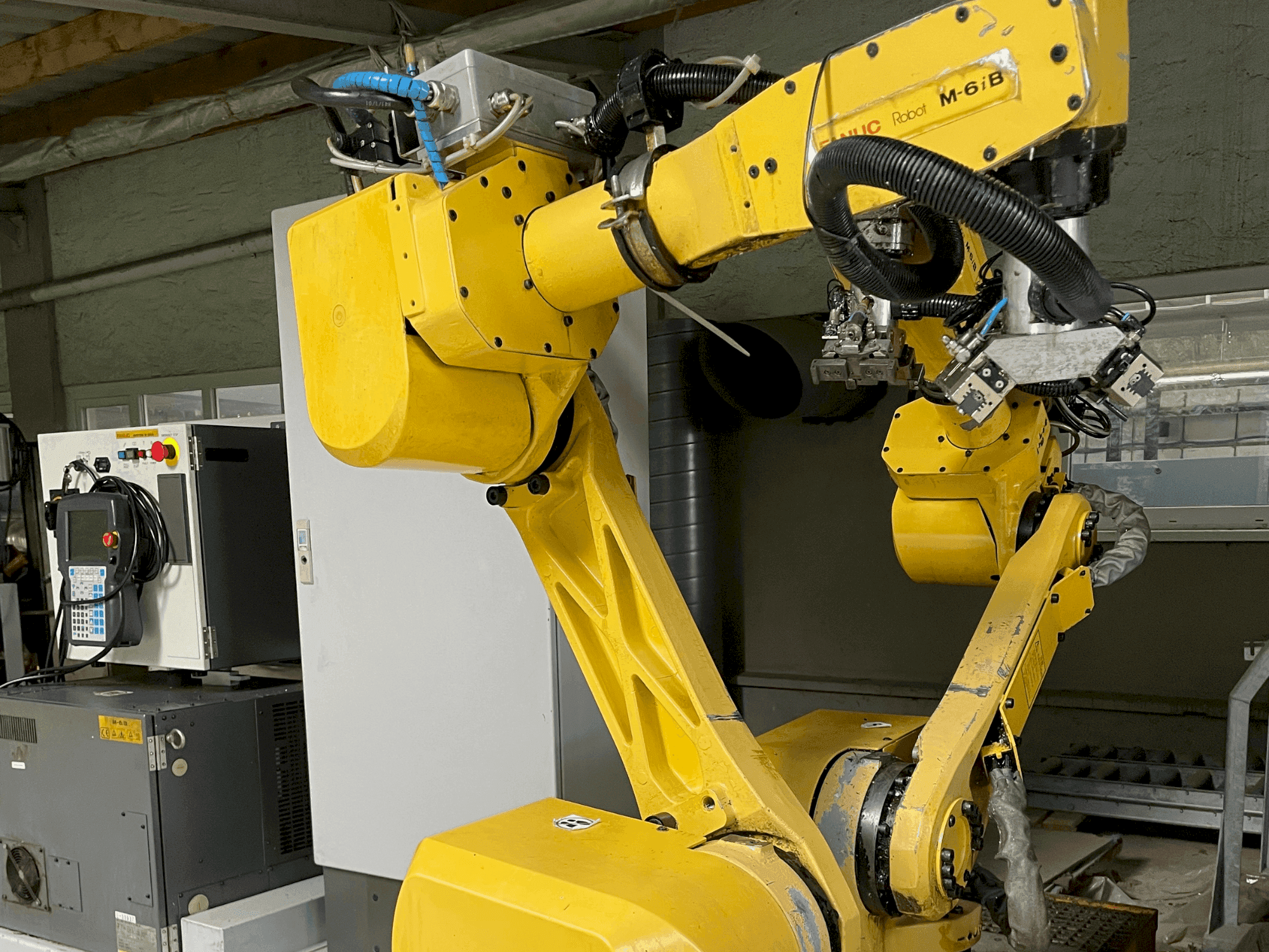 Prikaz stroja FANUC M-6iB sprijeda