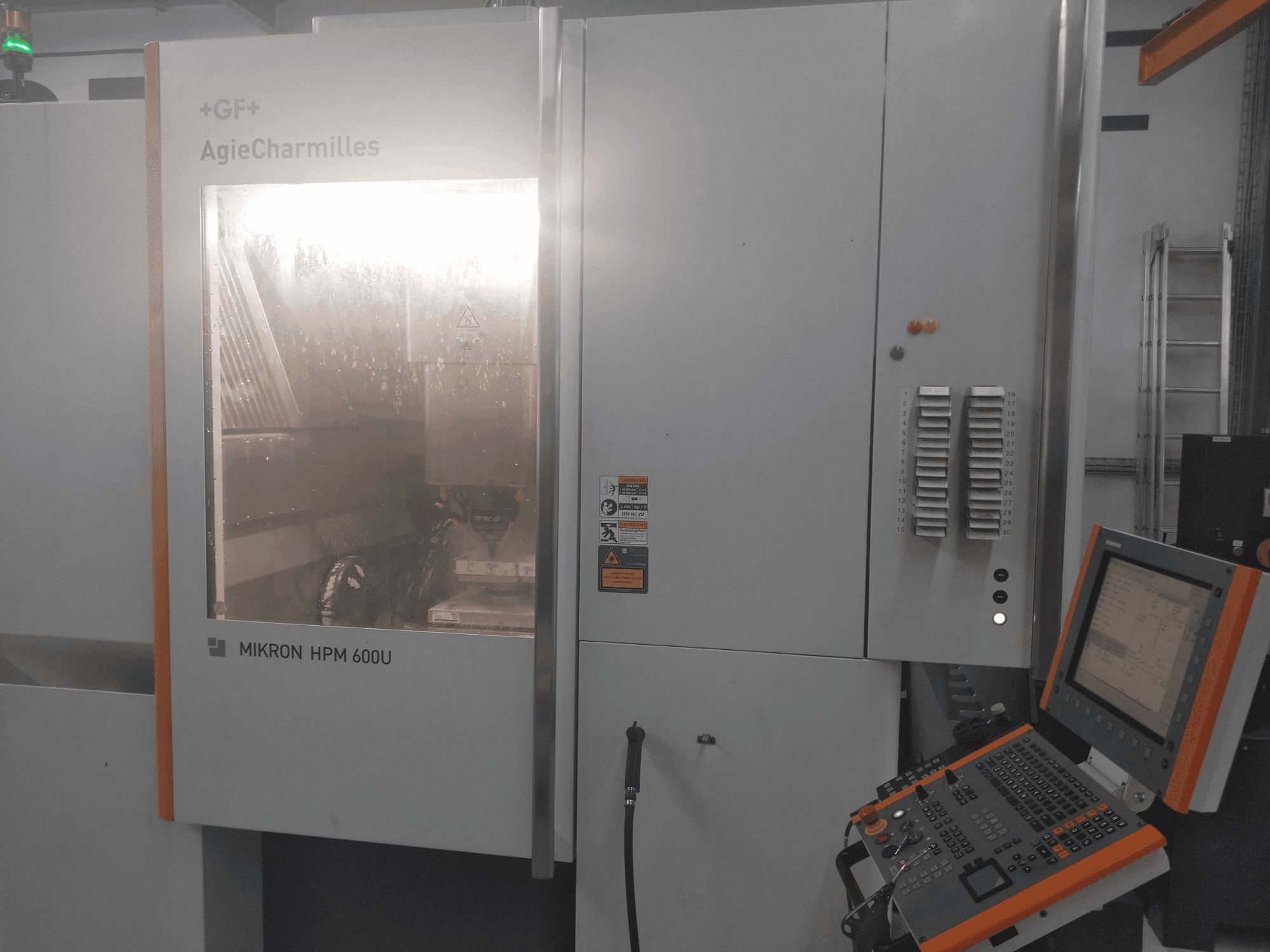 Prikaz stroja MIKRON HPM 600U sprijeda