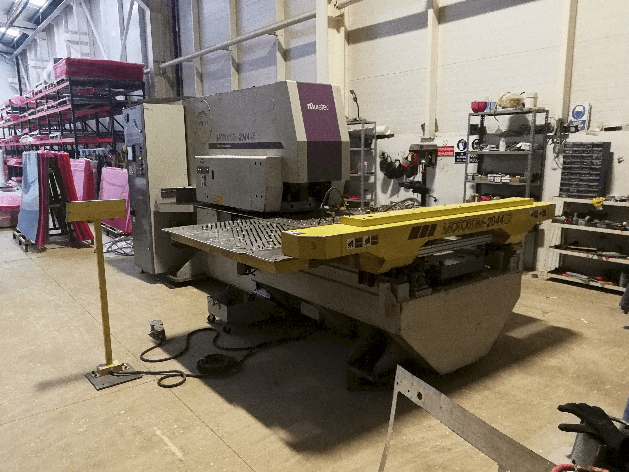 Prikaz lijeve strane stroja Muratec Motorum 2044 EZ