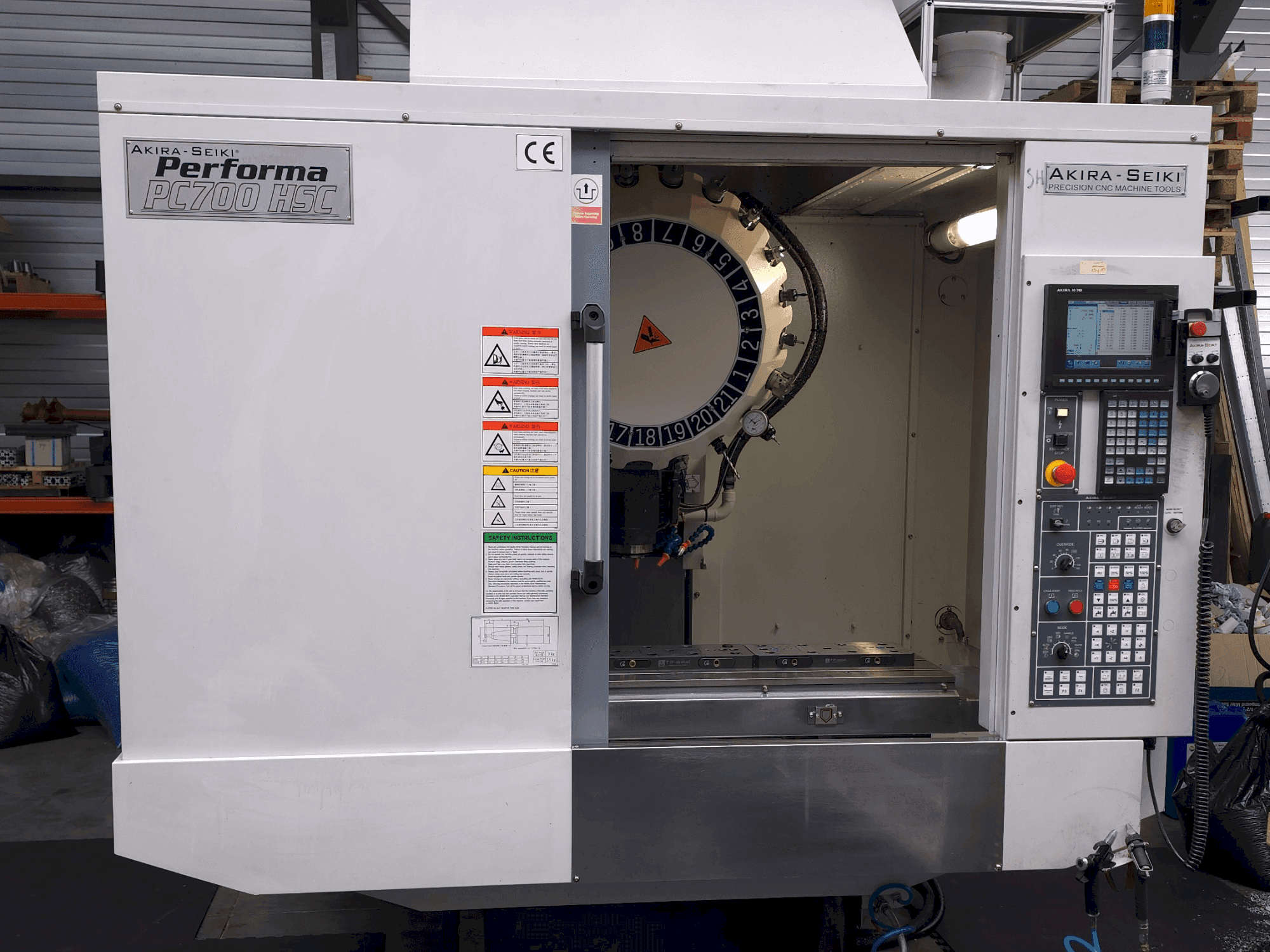 Prikaz stroja Akira Seiki PC700HSC sprijeda