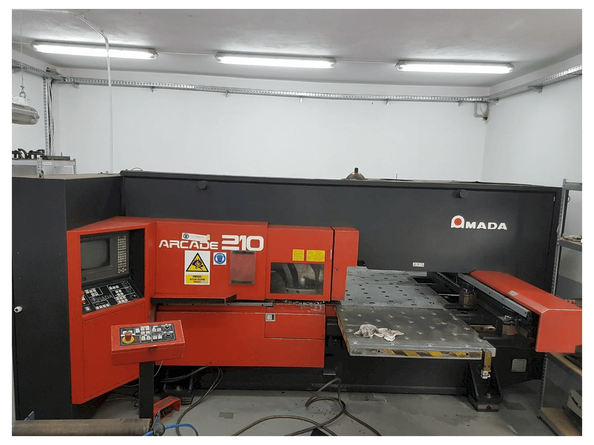 Prikaz stroja AMADA ARCADE 210 sprijeda