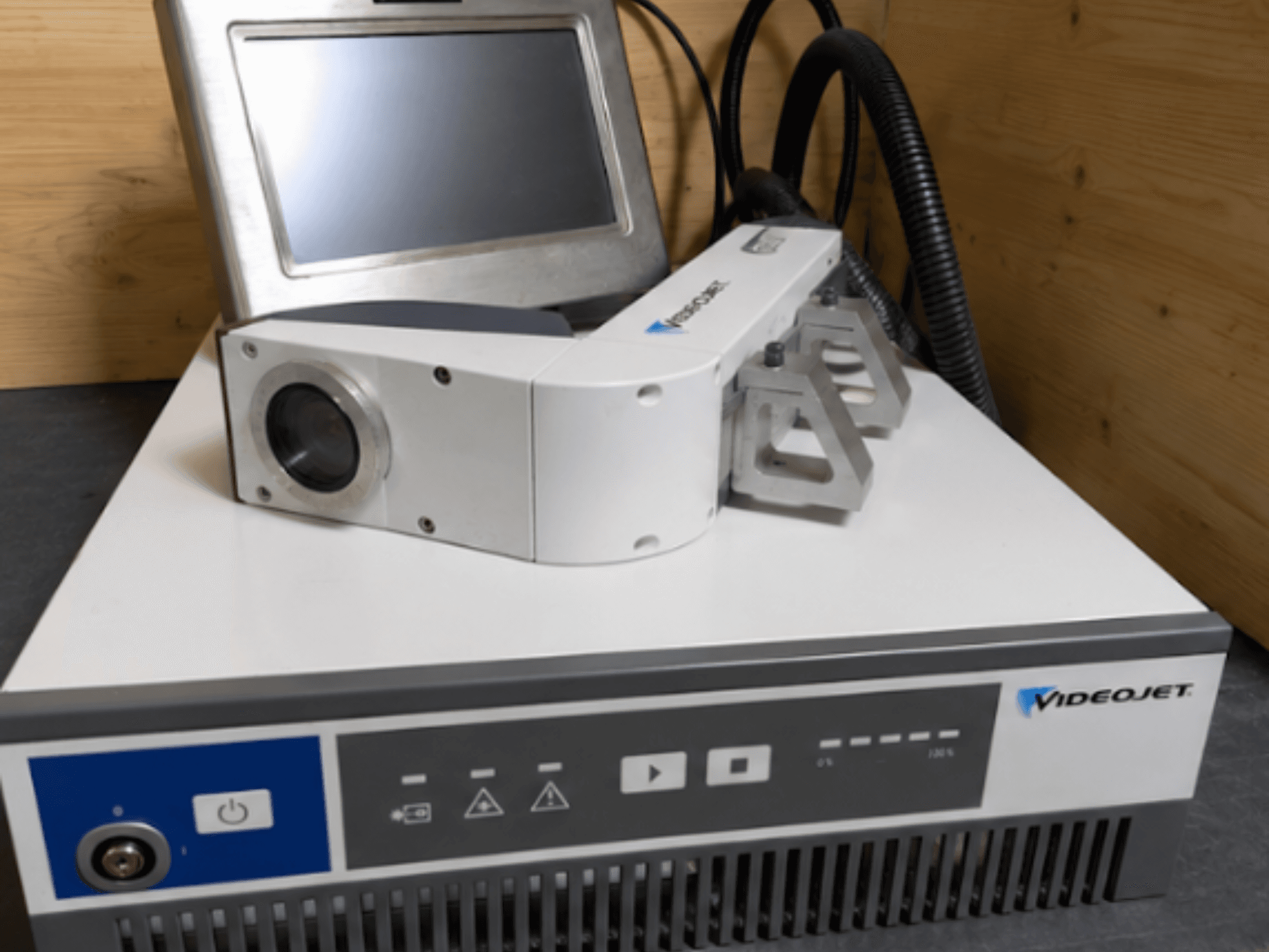 Videojet 7230 laserski gravirni stroj, prednji pogled, prikazuje upravljačku ploču i lasersku glavu s lećom i nastavkom.