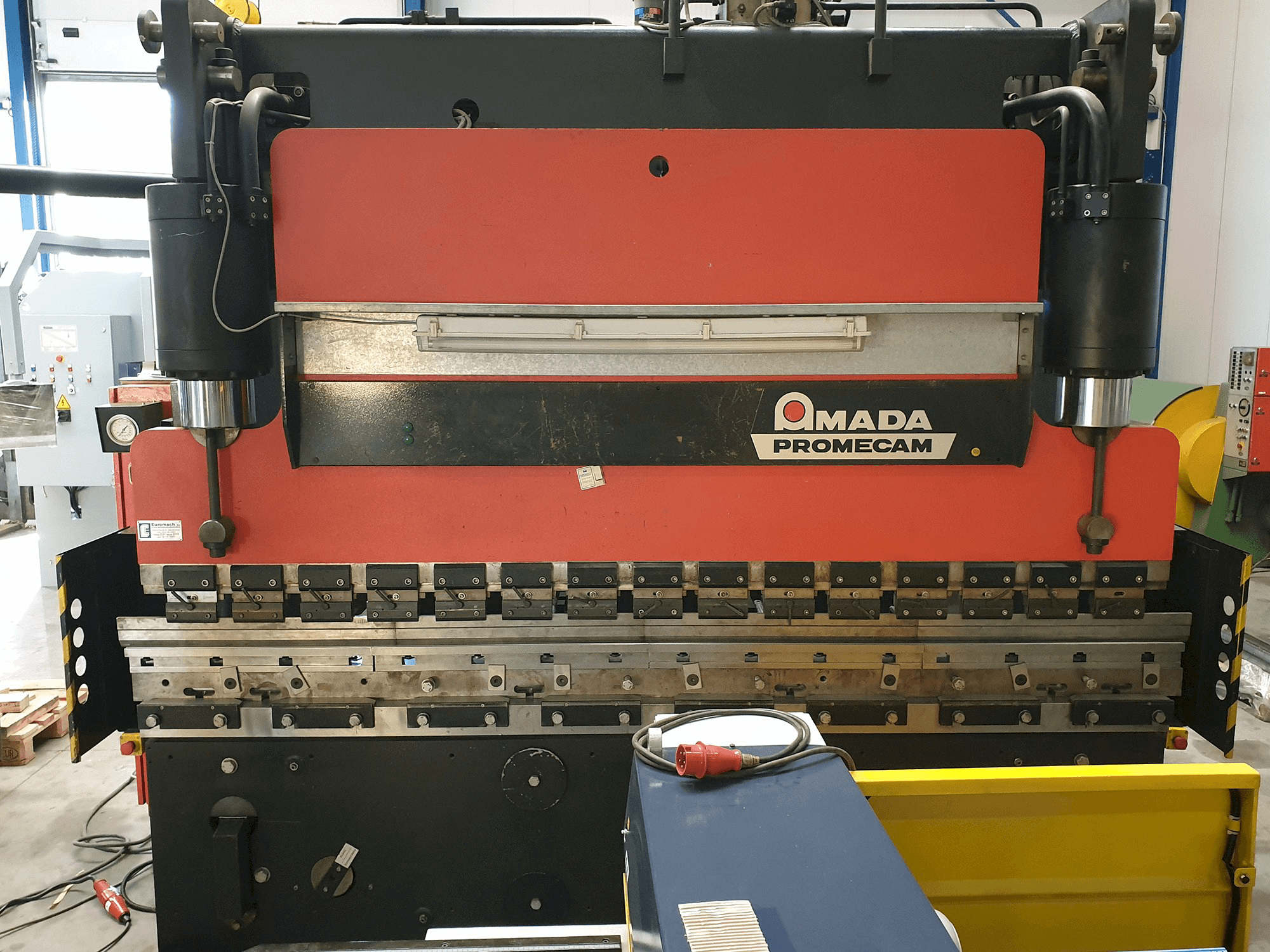 Prikaz stroja AMADA PROMECAM STPC 200/30 sprijeda