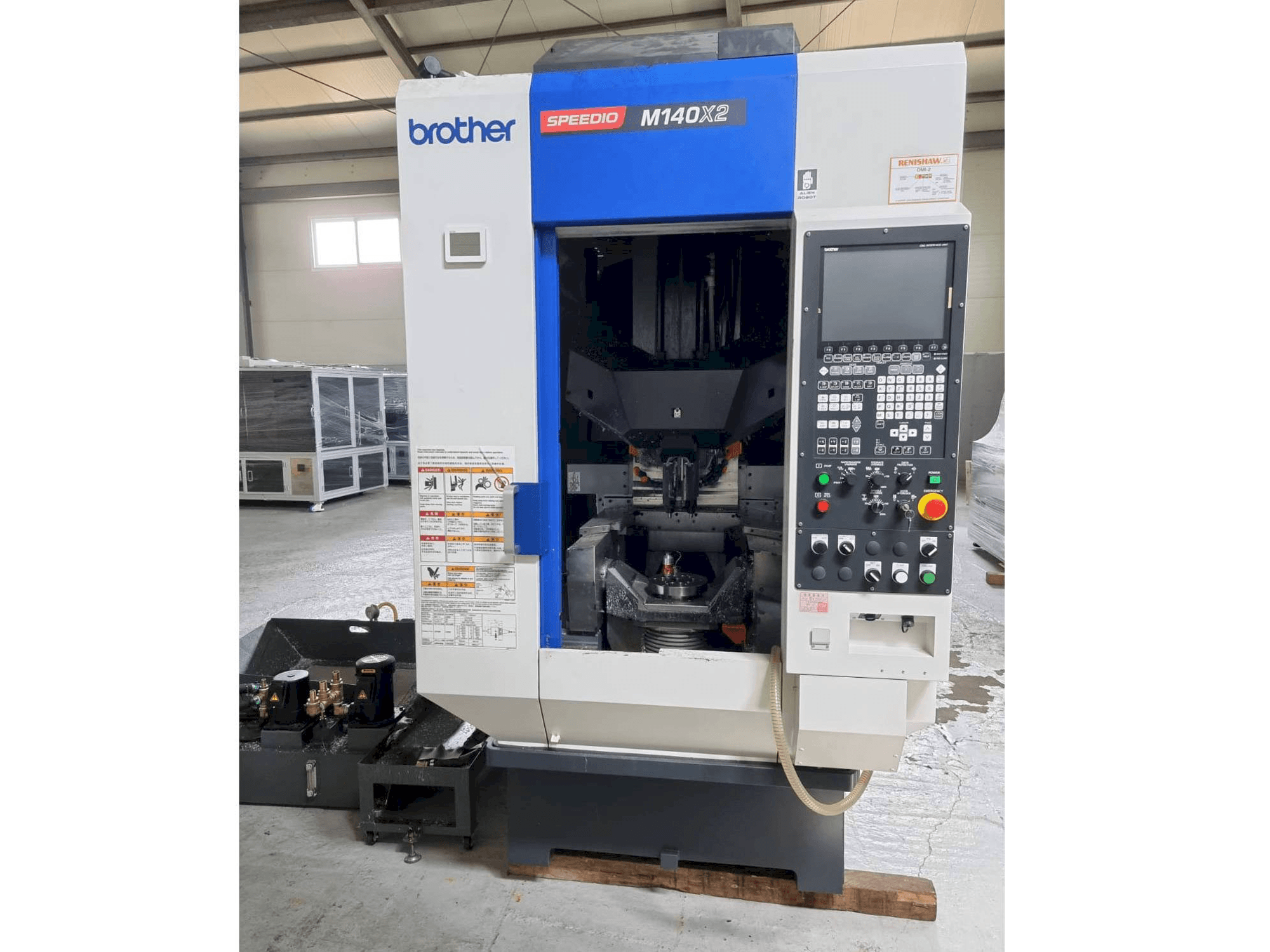 Prikaz stroja Brother SPEEDIO M140X2 sprijeda
