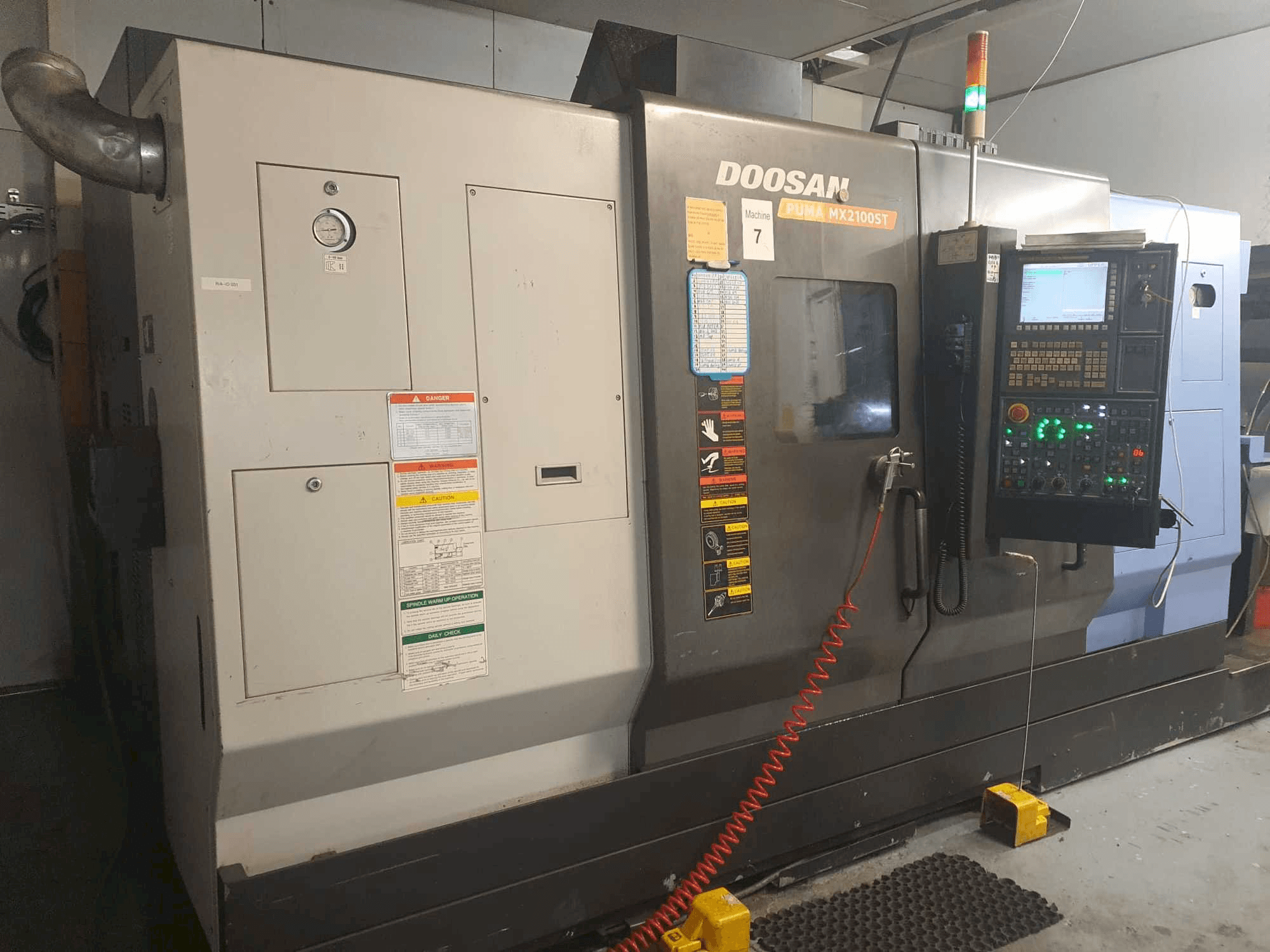 Prikaz stroja Doosan Puma MX2100ST sprijeda