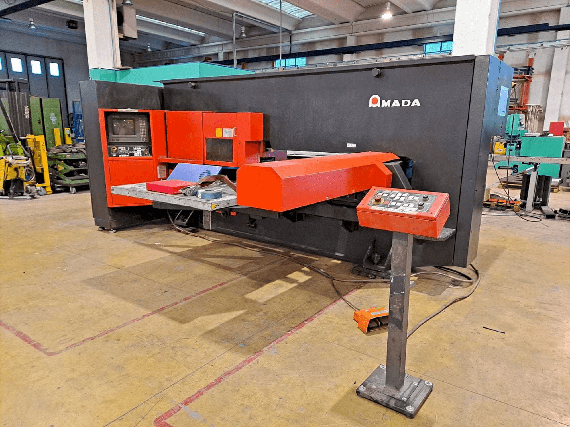 Prikaz stroja AMADA ARCADE 212 sprijeda