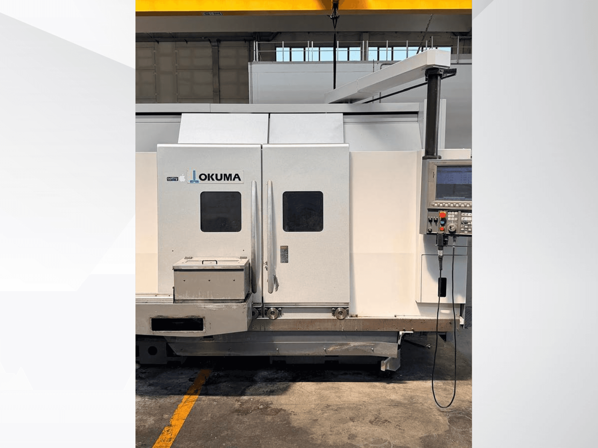 Horizontalni tokarski stroj Okuma LB 3000 EX MYW 800, bočni pogled, prikazuje upravljačku ploču i pristupna vrata.