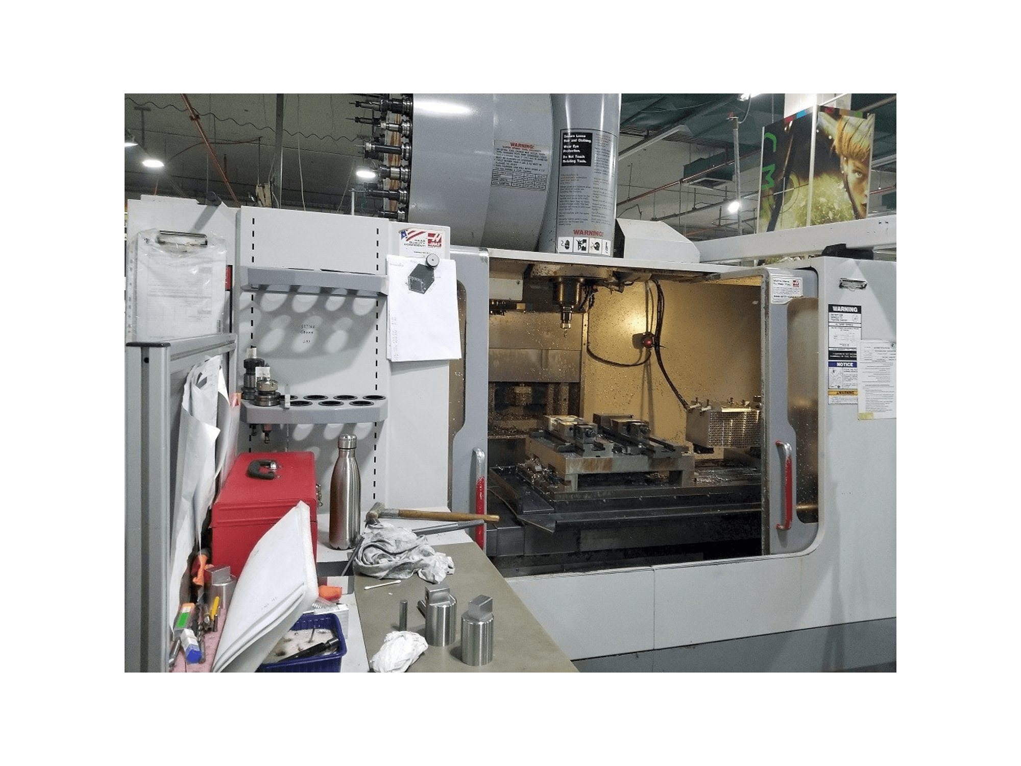 Prikaz stroja HAAS VF-4SS sprijeda