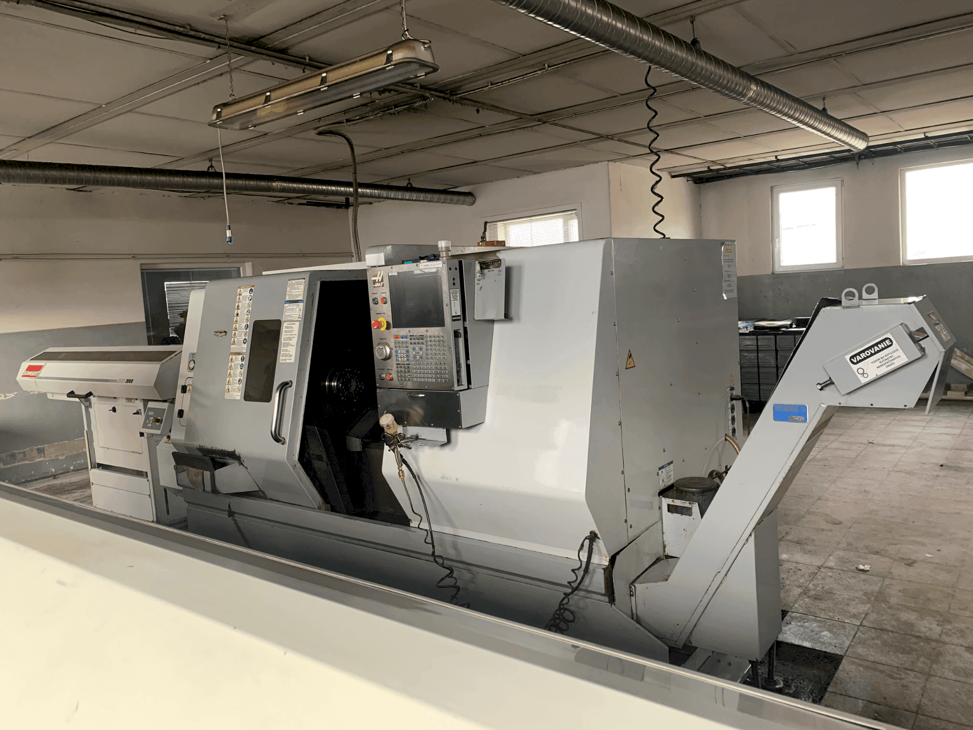 Prikaz stroja HAAS SL-30TBHE sprijeda