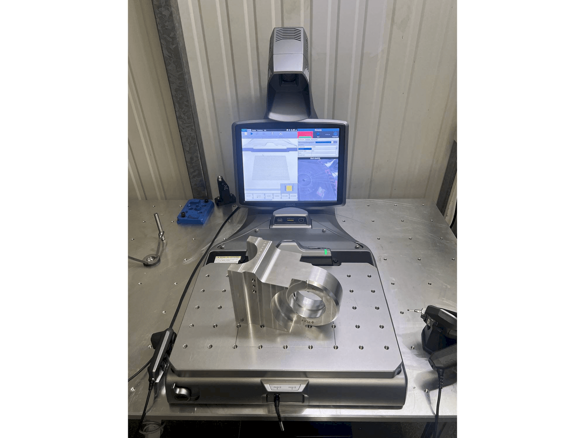 Prikaz stroja KEYENCE XM-C1000 sprijeda