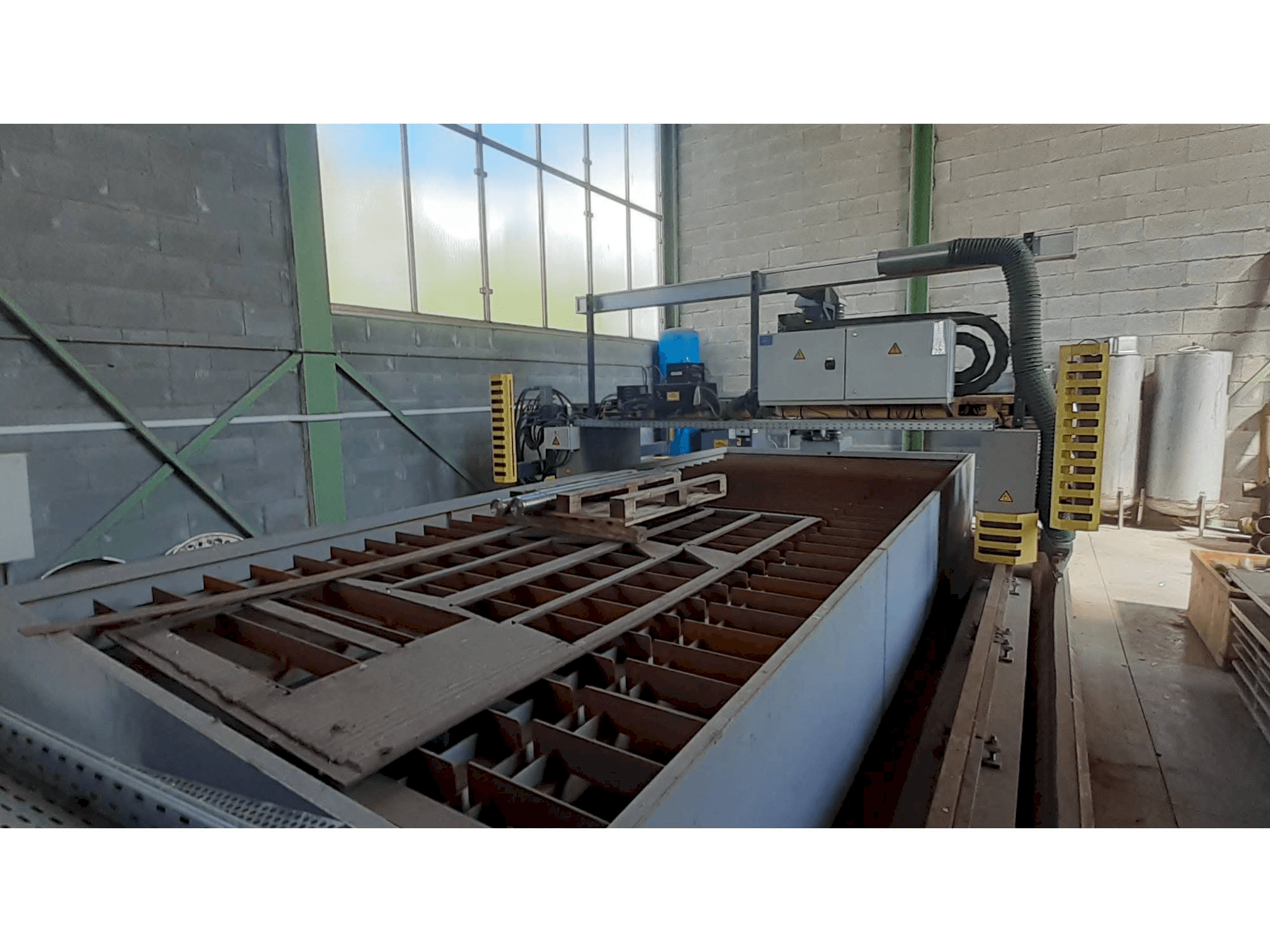 Prikaz lijeve strane stroja ESAB Suprarex SXE-HD 3500