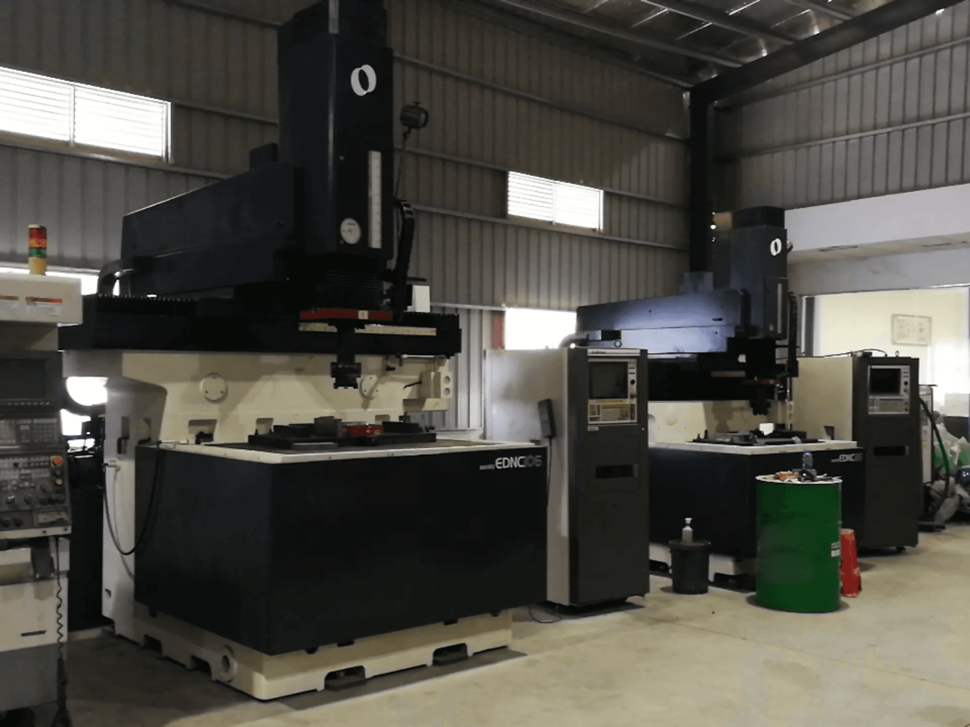 Prikaz stroja Makino EDNC106 zdesna