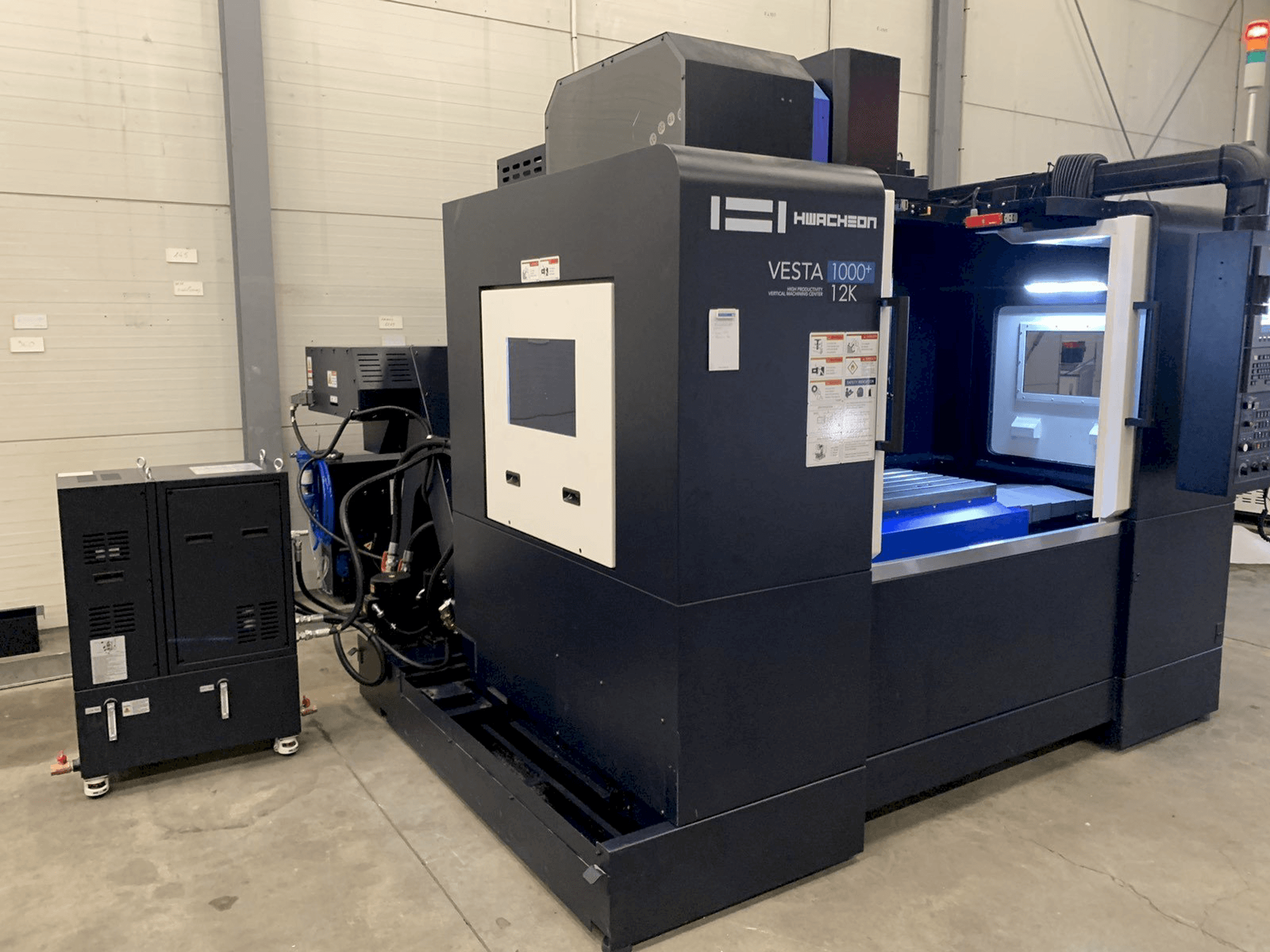 Prikaz stroja HWACHEON VESTA-1000+ sprijeda