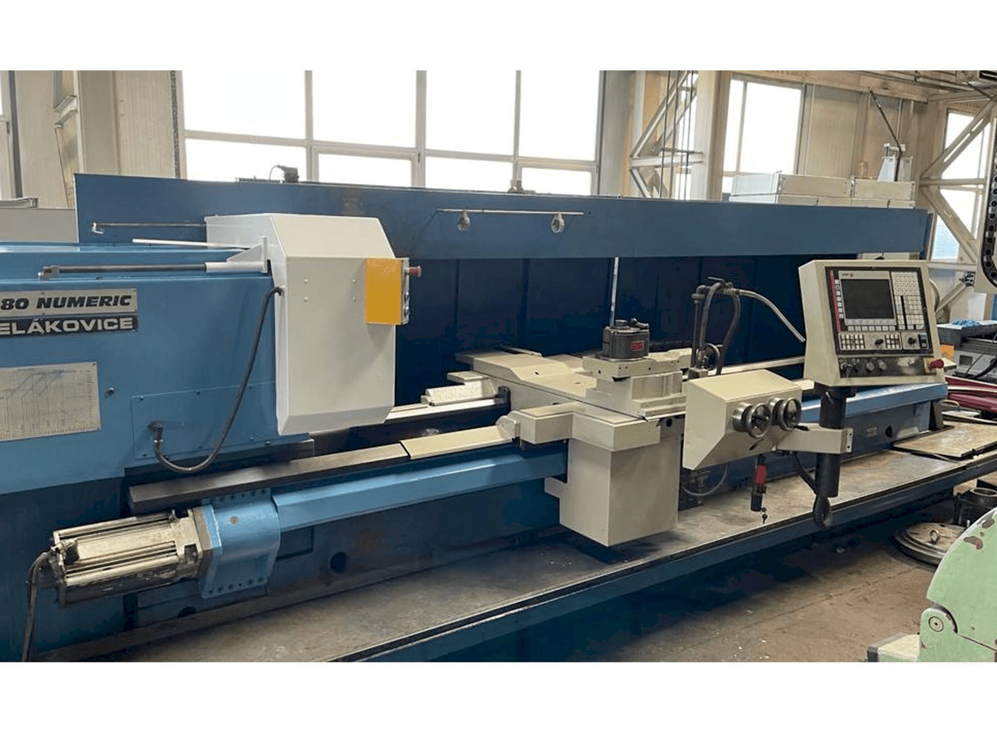 Prikaz stroja TOS SUA 80 / 3500 sprijeda