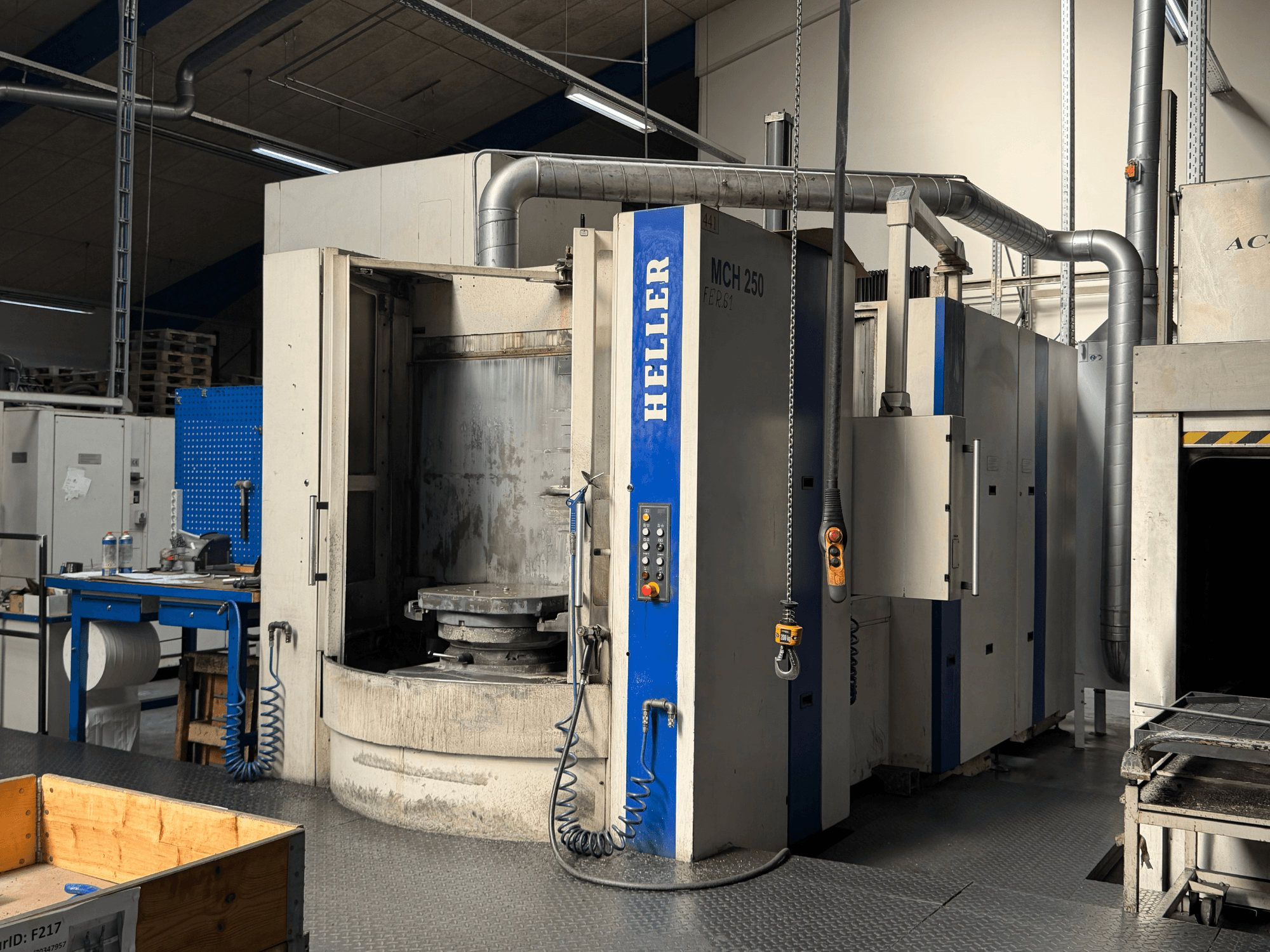 Prednji pogled na horizontalni obradni centar HELLER MCH 250 s upravljačkom pločom, velikim rotirajućim stolom i industrijskim okruženjem.