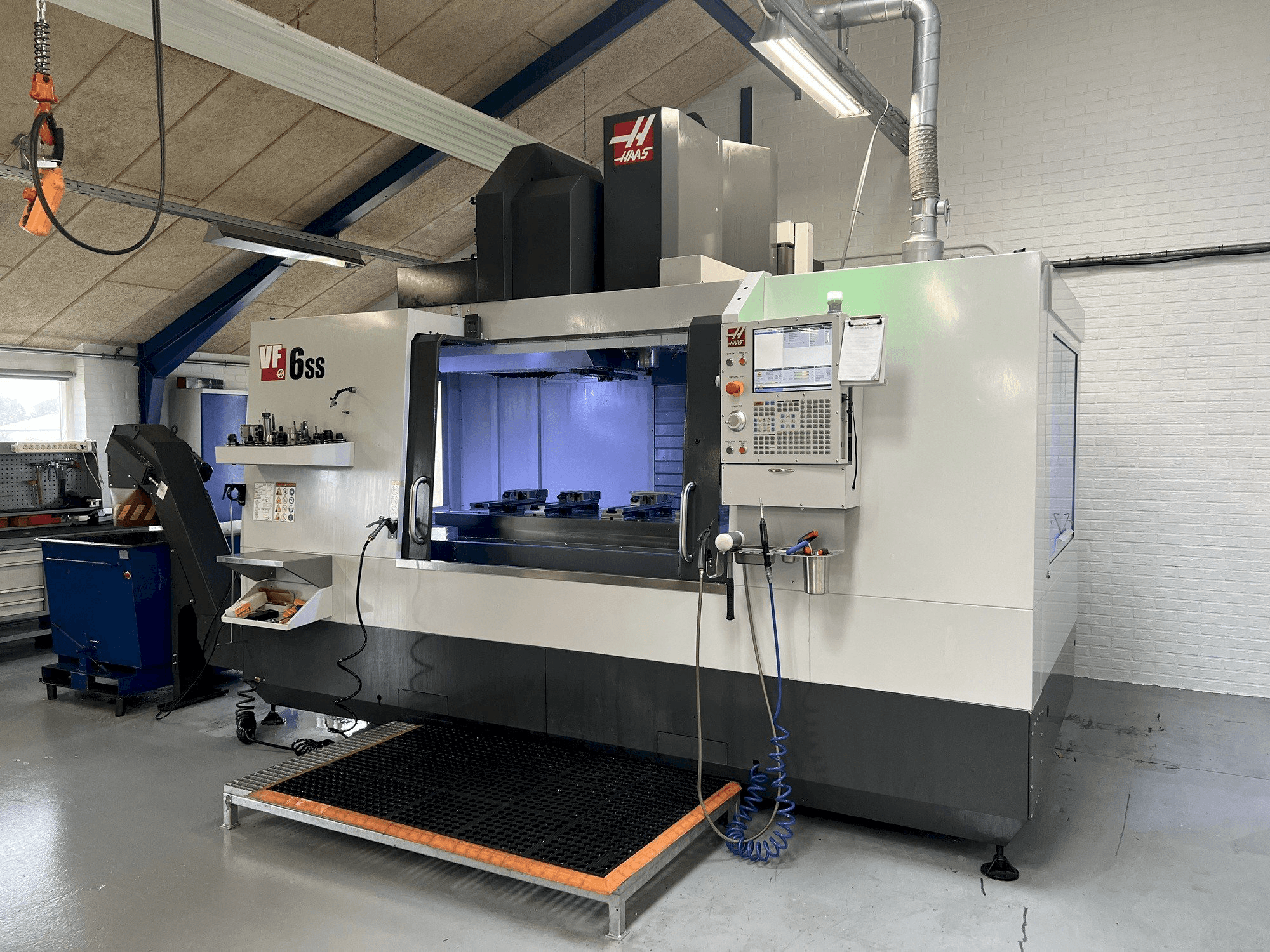 Prikaz stroja HAAS VF6-SS sprijeda