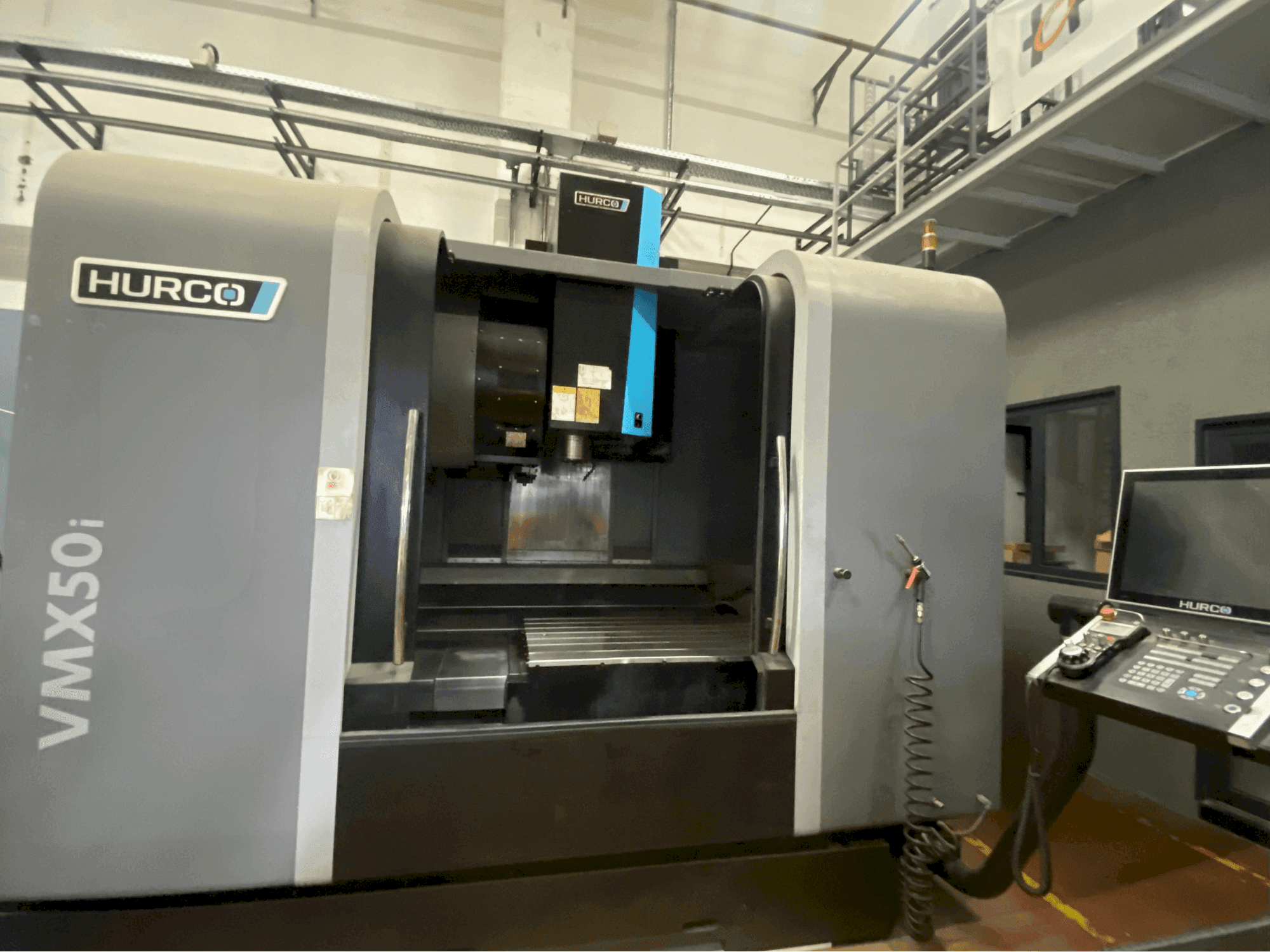 Prikaz stroja Hurco VMX50i sprijeda