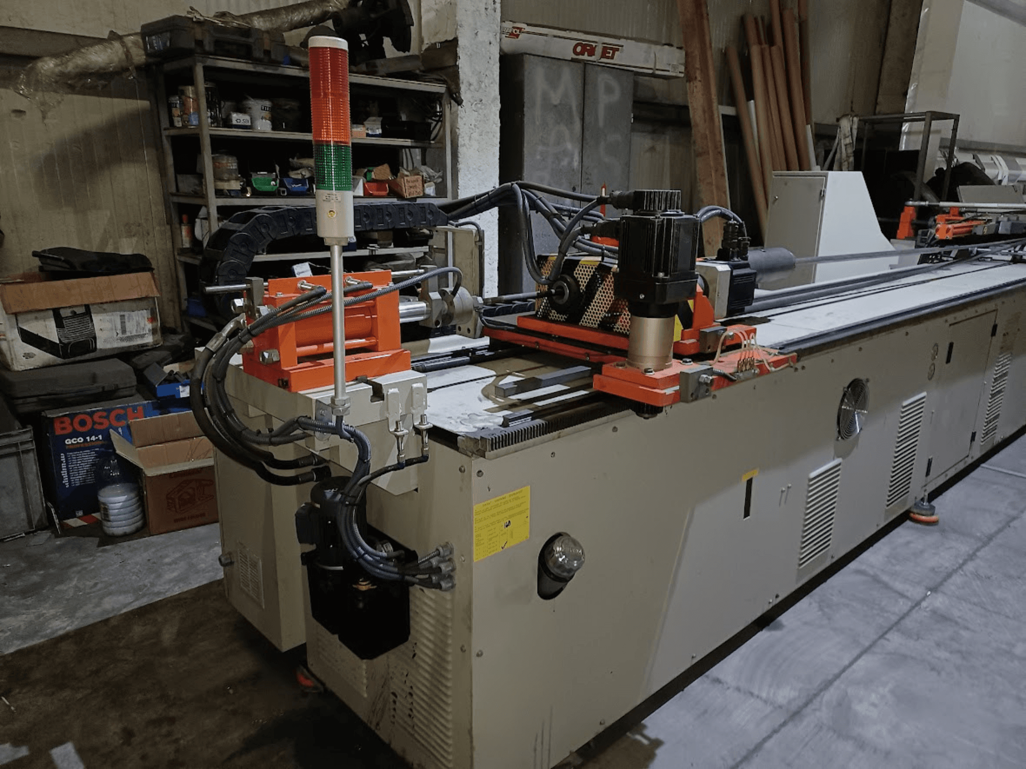 Stroj za savijanje kalupa CANSA CNC 51 R1, bočni pogled, prikazuje upravljačku ploču, motor i indikatorska svjetla u radioničkom okruženju.