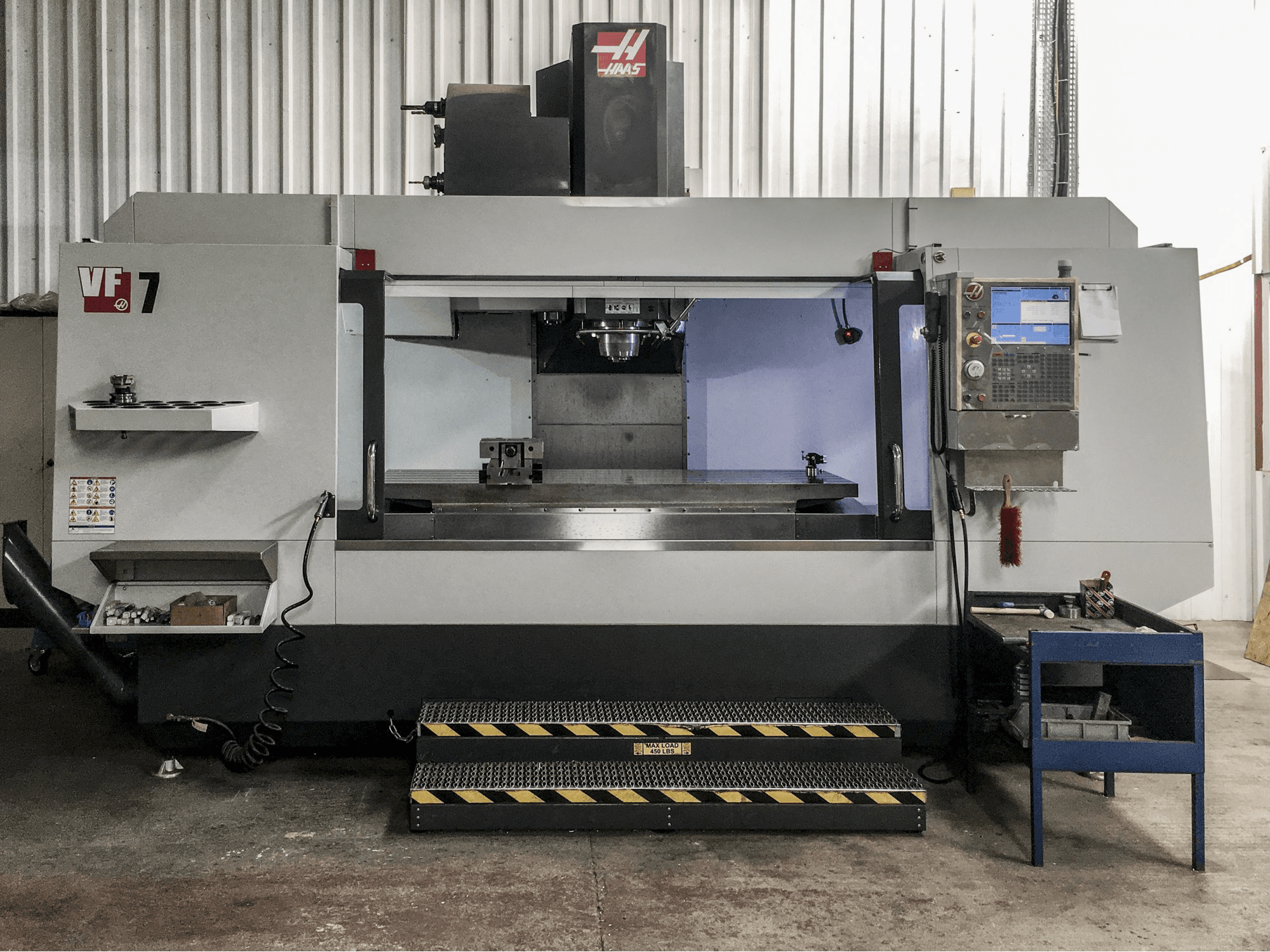 Prikaz stroja HAAS VF-7/50 sprijeda