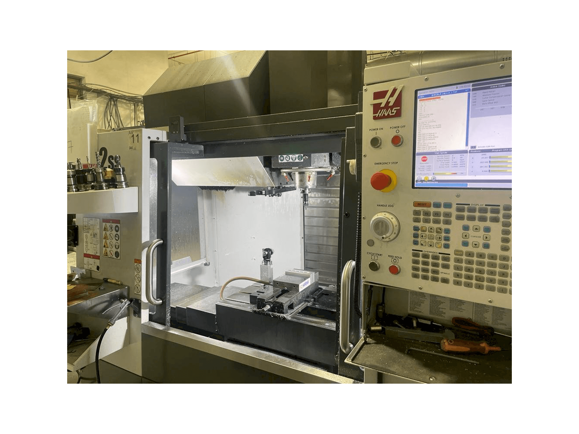 Prikaz stroja HAAS VF-2SS sprijeda