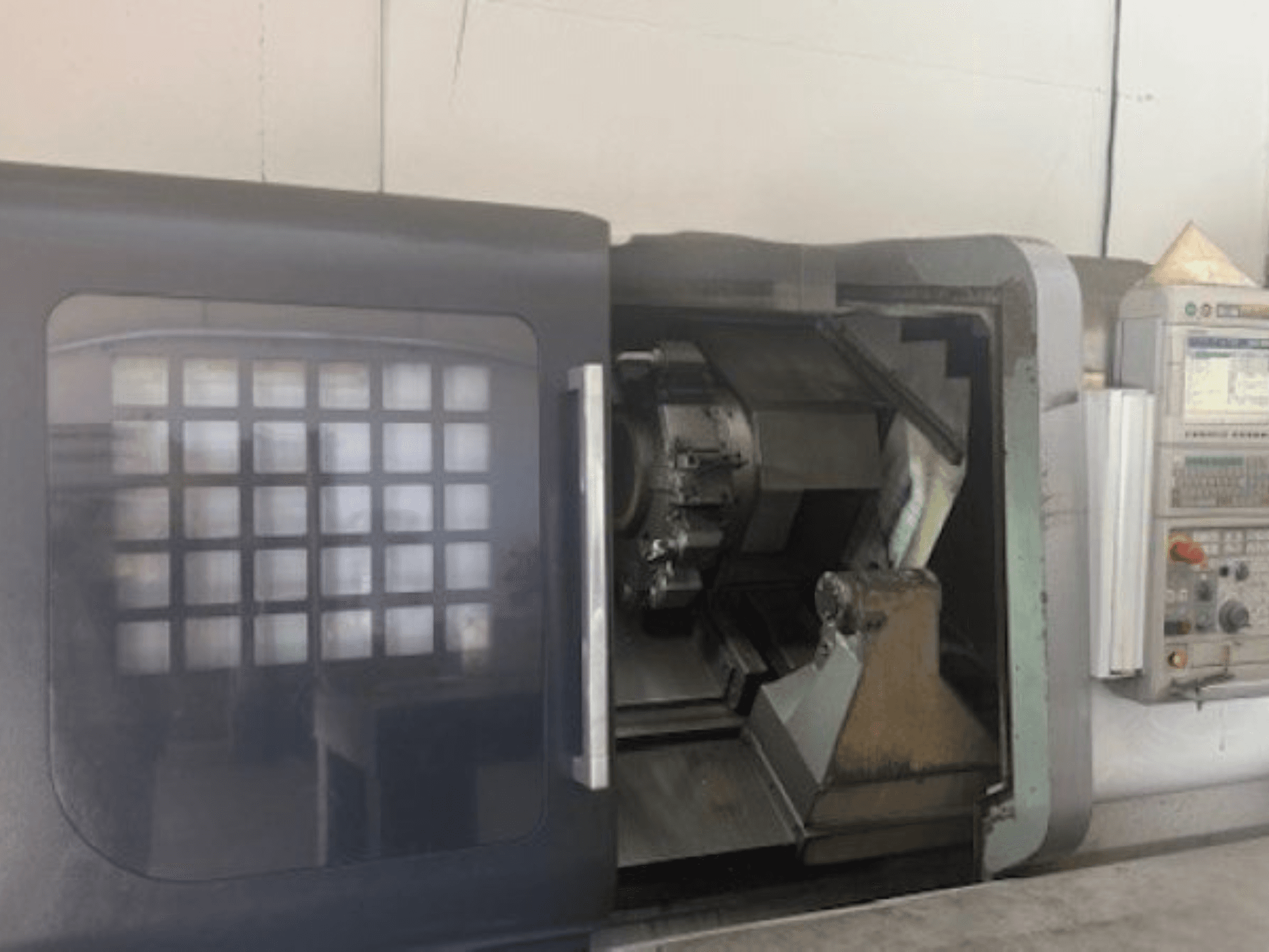 MORI SEIKI NLX 2500M horizontalni tokarski stroj, prednji pogled s prikazom držača alata, upravljačke ploče i unutarnjeg mehanizma.