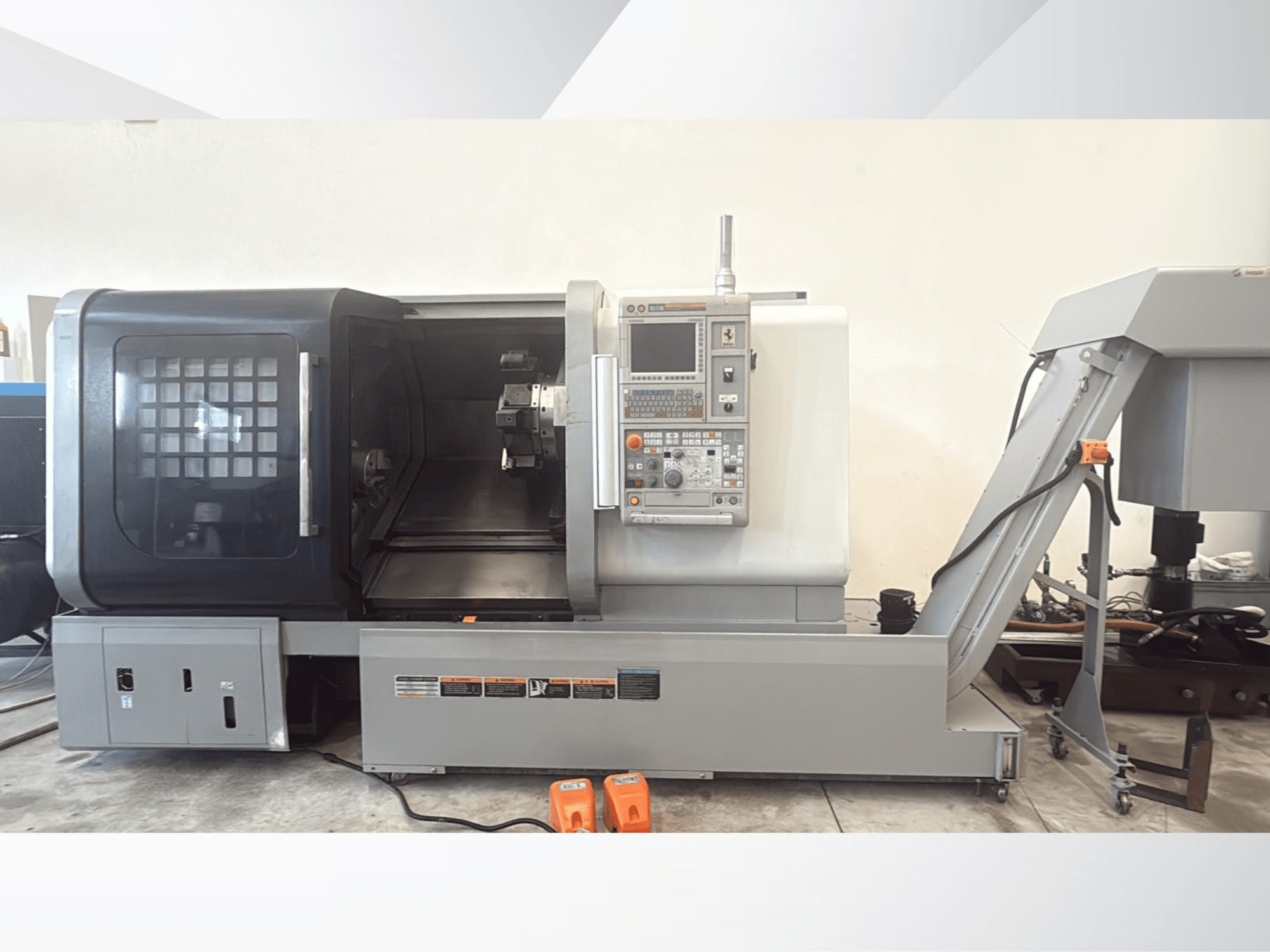 Horizontalni tokarski stroj MORI SEIKI NLX 2500M u prednjem pogledu, s upravljačkom pločom i otvorenim pristupom za obradu.