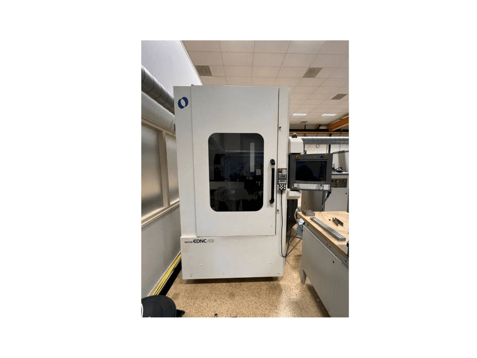 Prikaz stroja Makino EDNC 43 sprijeda