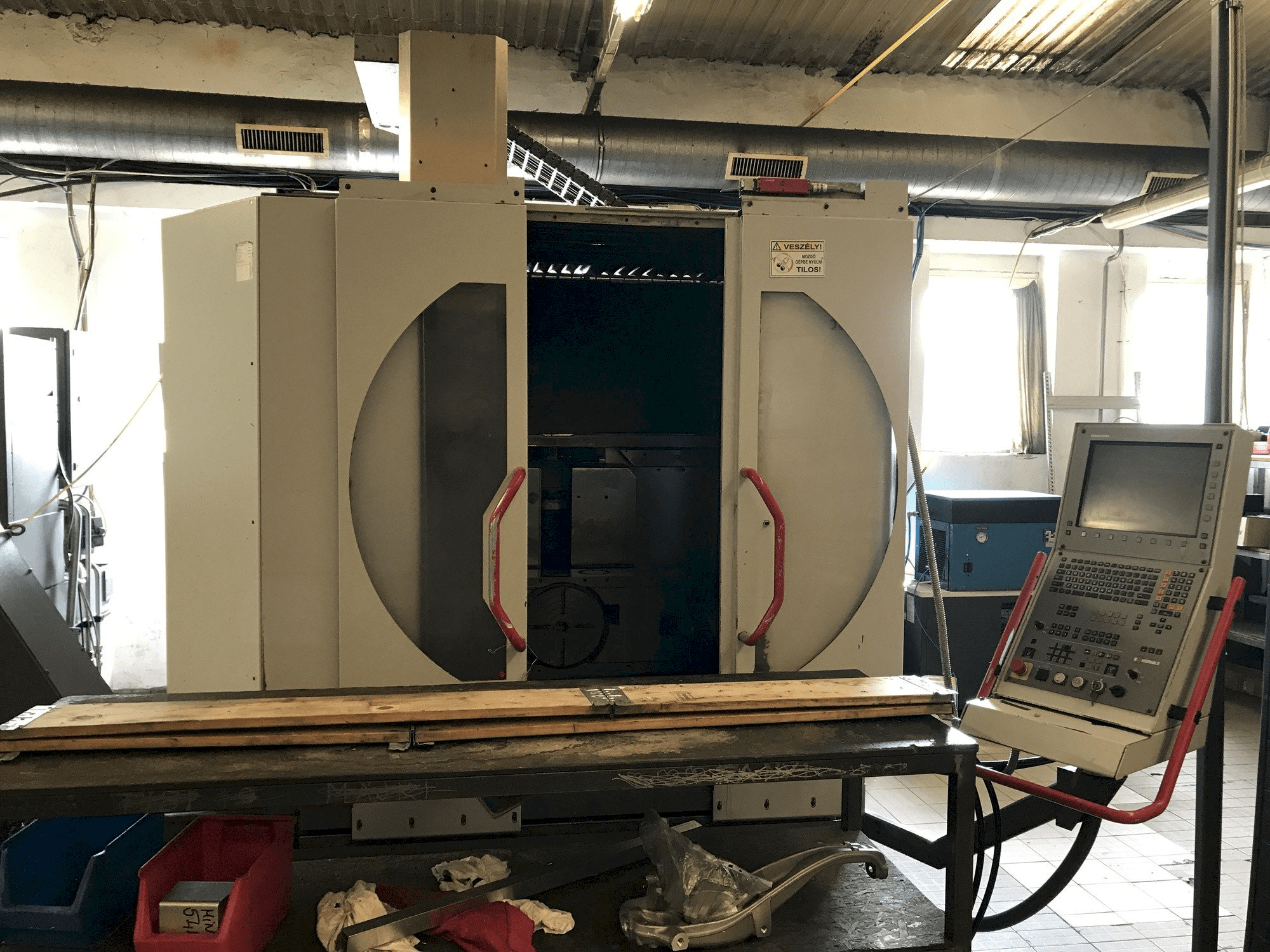 Prikaz stroja HERMLE B 300 U sprijeda