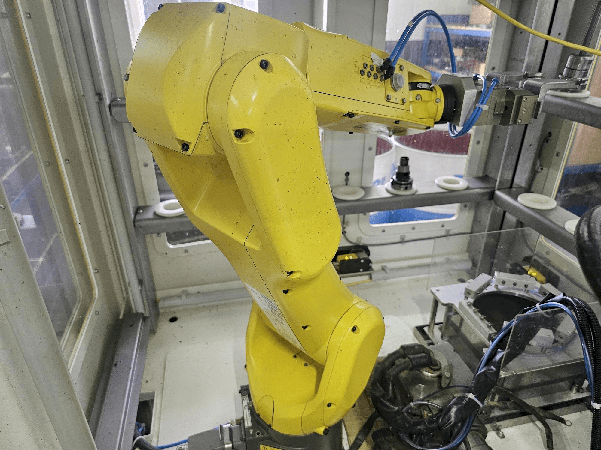 Prikaz stroja FANUC LR Mate 200 id 7L sprijeda