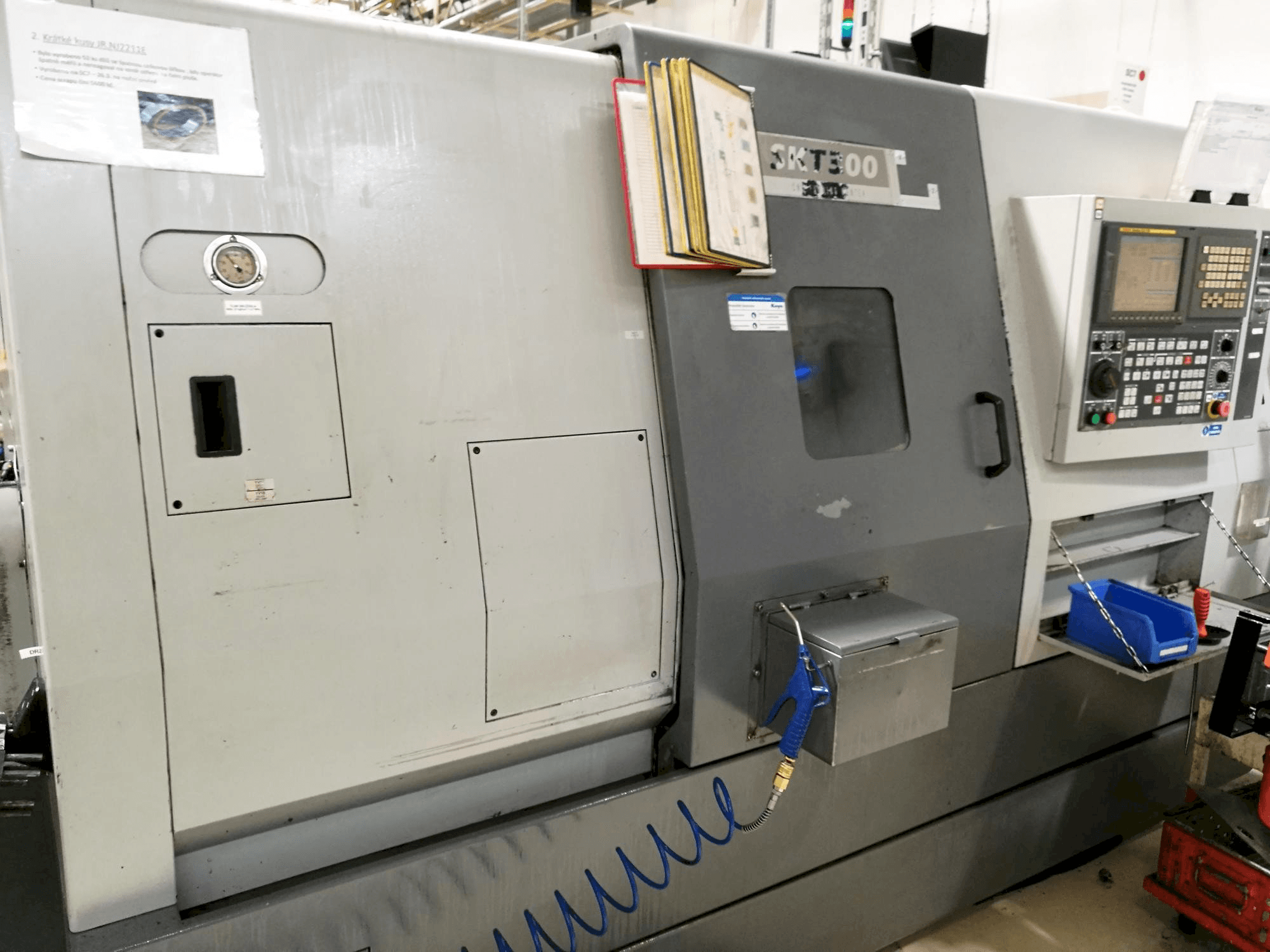 Prikaz stroja Hyundai Kia SKT 300 sprijeda