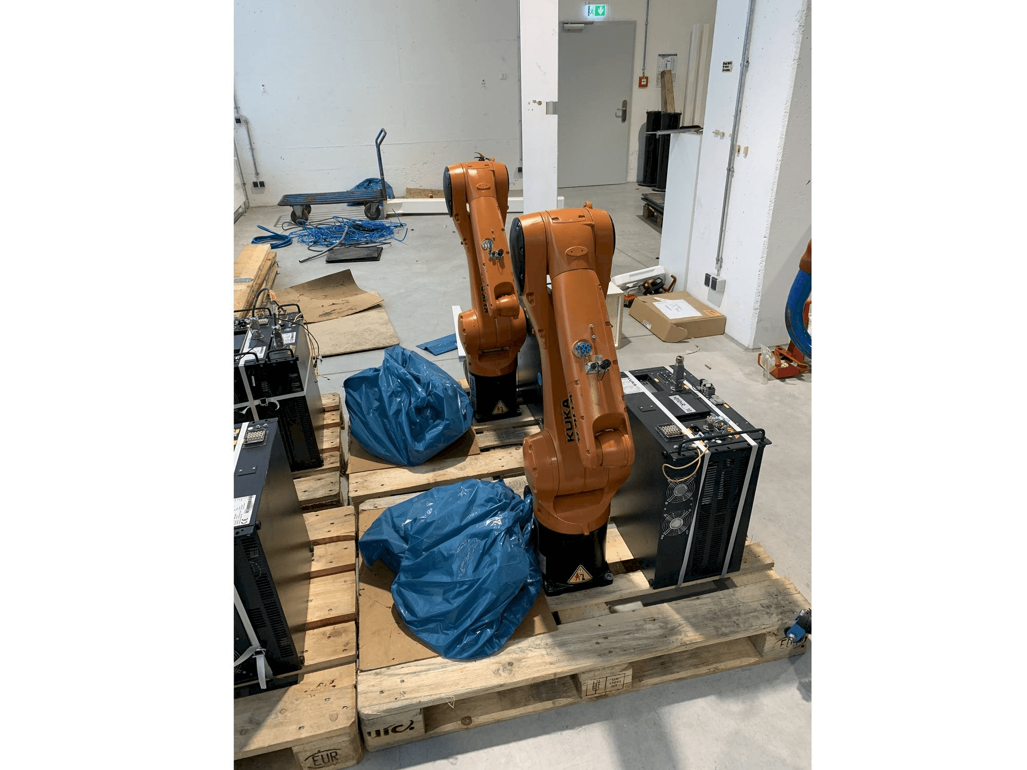 Prikaz stroja KUKA KR10 R1100 with KR C4 COMPACT Controller sprijeda