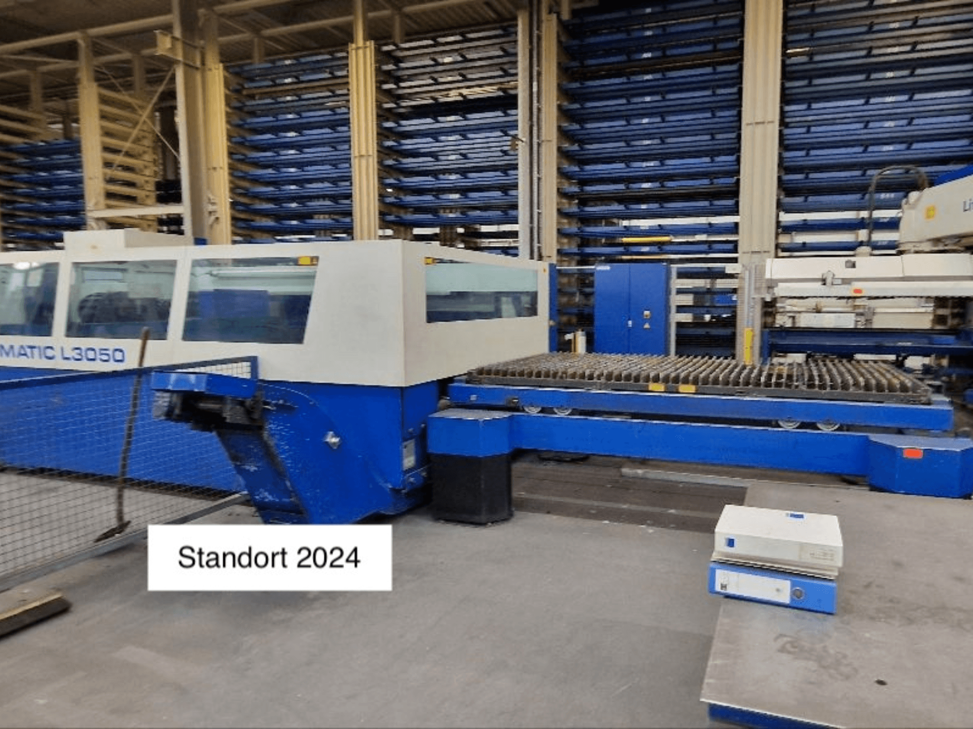 TRUMPF Trumatic L3050 CO2 laserski stroj za rezanje u prednjem pogledu, s velikom rezačkom površinom i upravljačkom pločom.