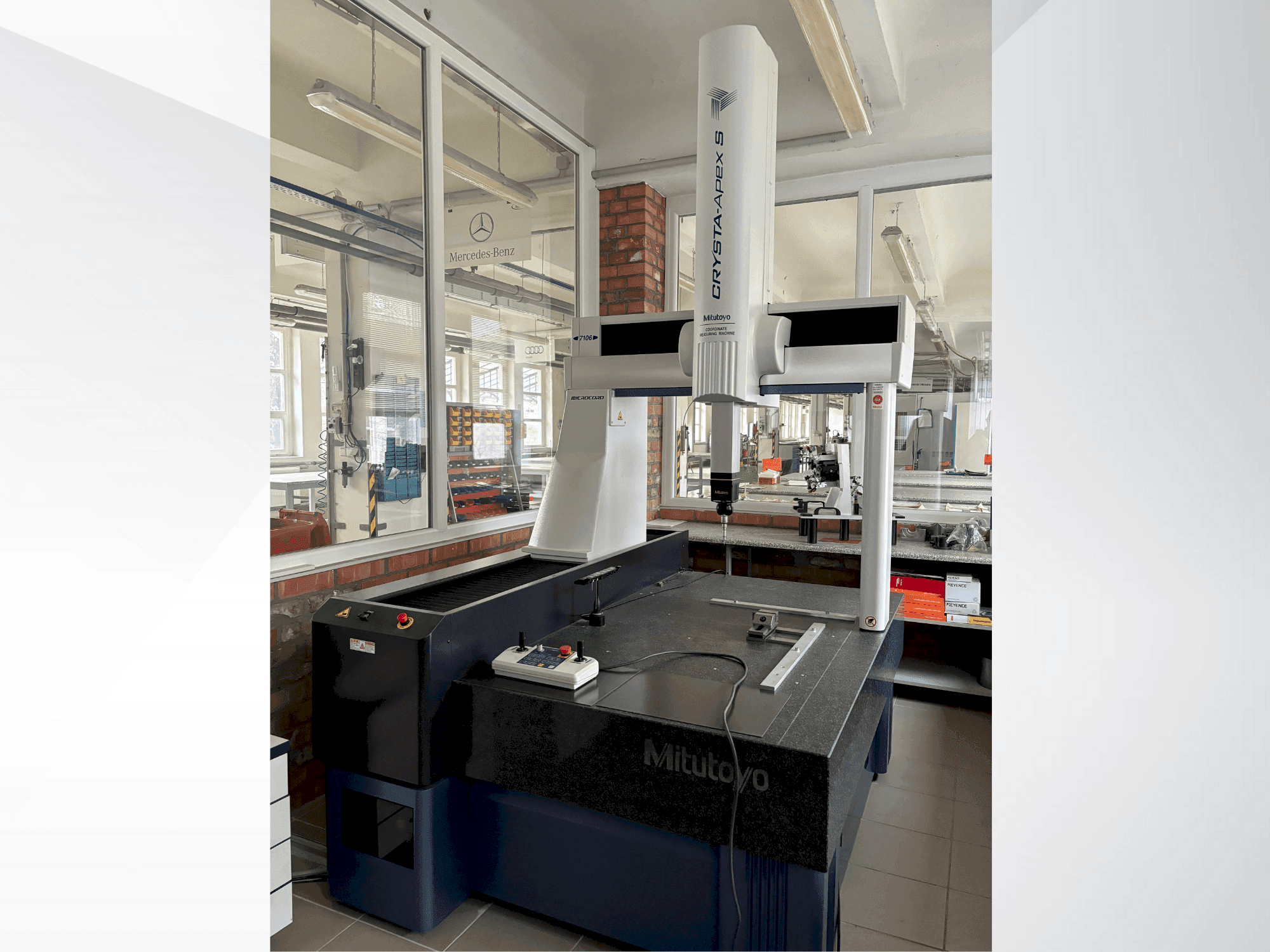 Prikaz stroja Mitutoyo CRYSTA-Apex S7106 sprijeda