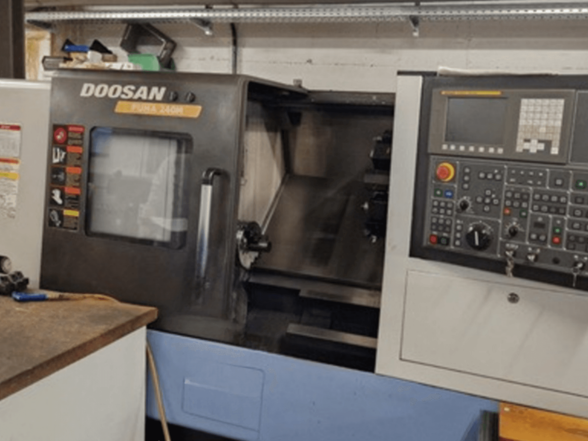 Prednji pogled na horizontalni tokarski stroj DOOSAN Puma 240MB s prikazom upravljačke ploče i operativnih funkcija.