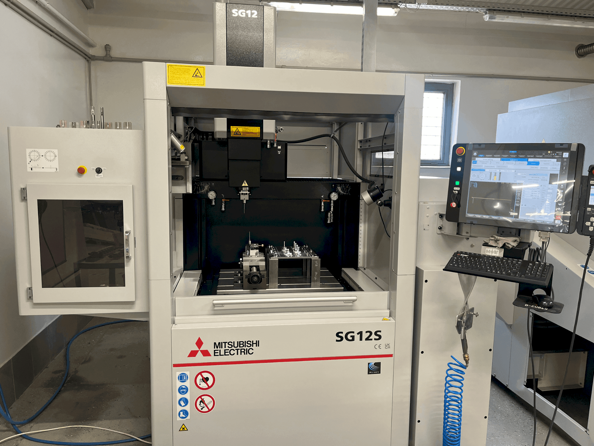 Prikaz stroja Mitsubishi SG12S sprijeda