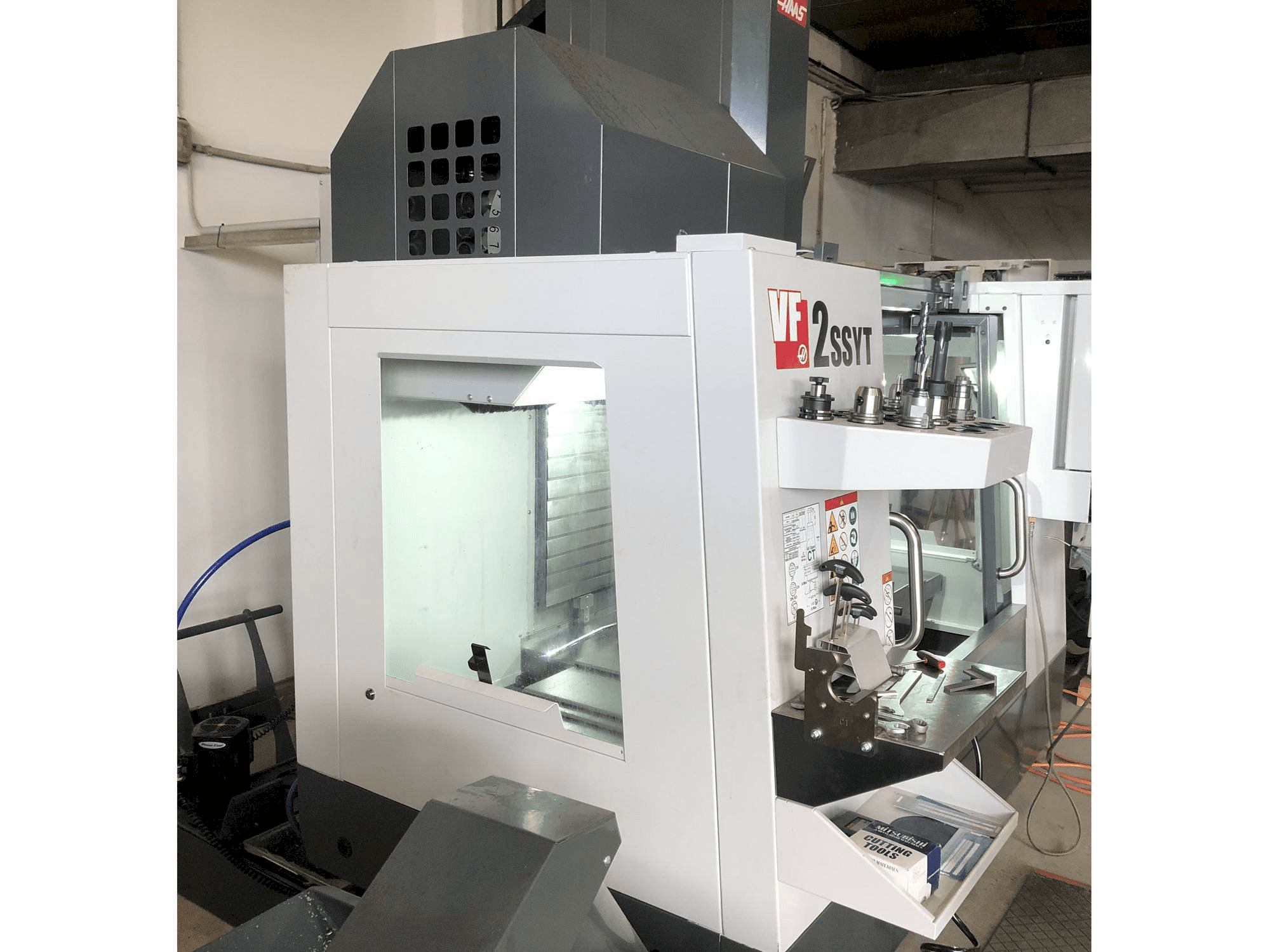 Prikaz stroja HAAS VF-2SSYT sprijeda